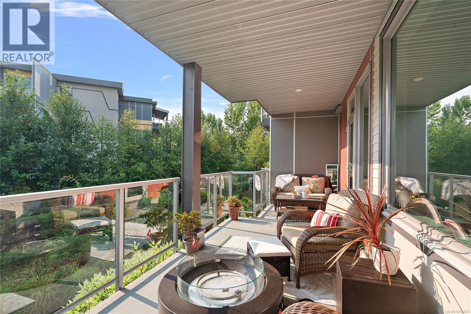 202 10670 McDonald Park Rd, North Saanich