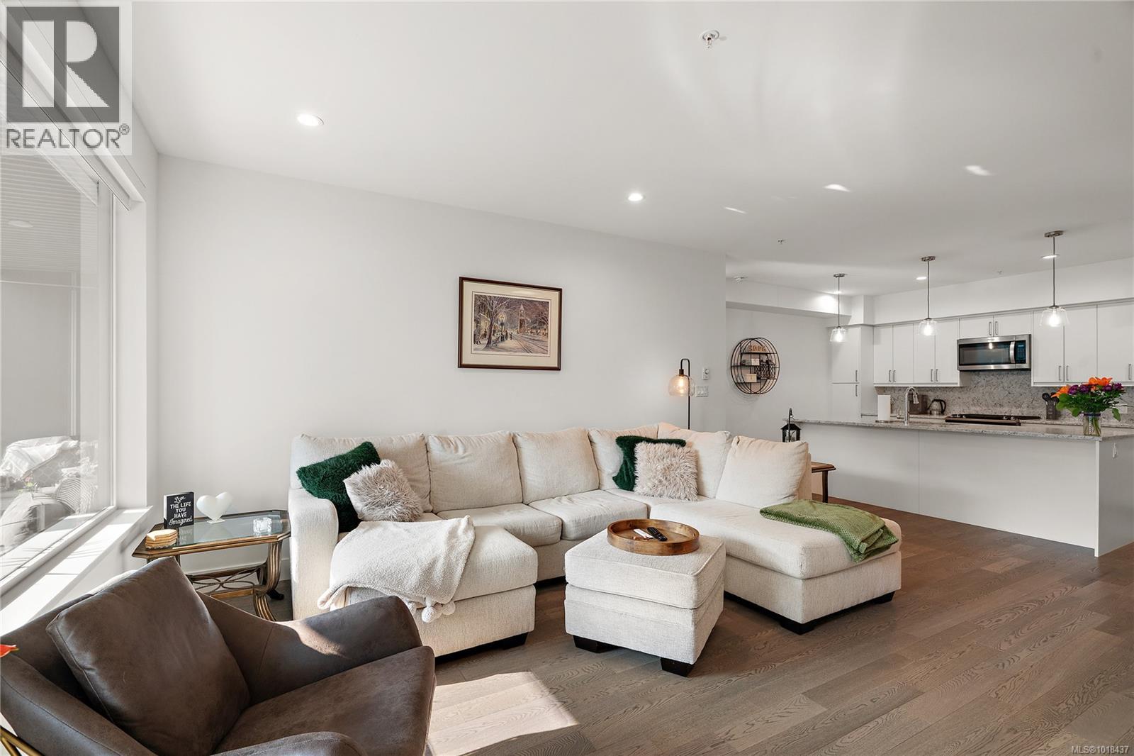 202 10670 McDonald Park Rd, North Saanich