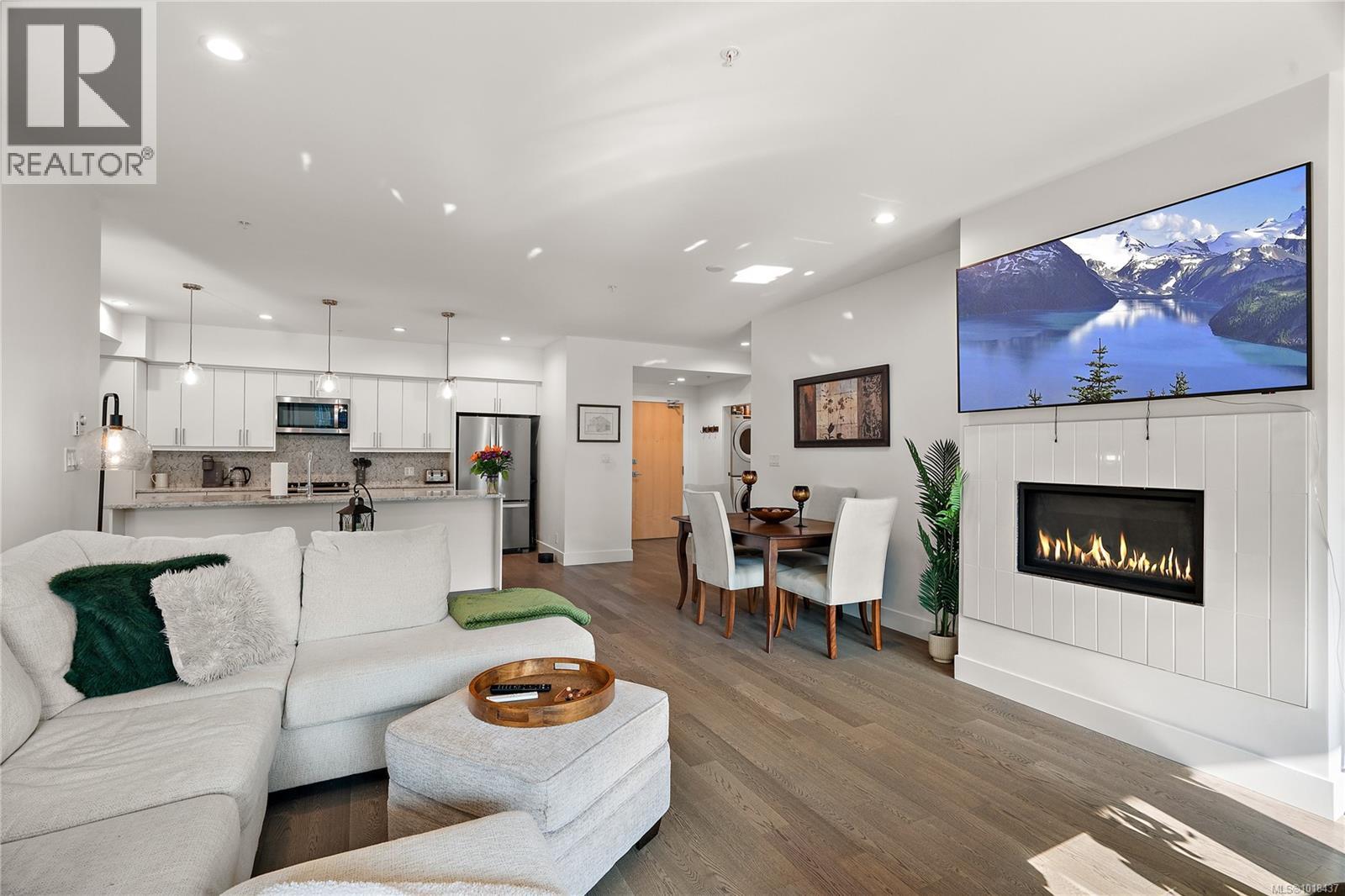 202 10670 McDonald Park Rd, North Saanich