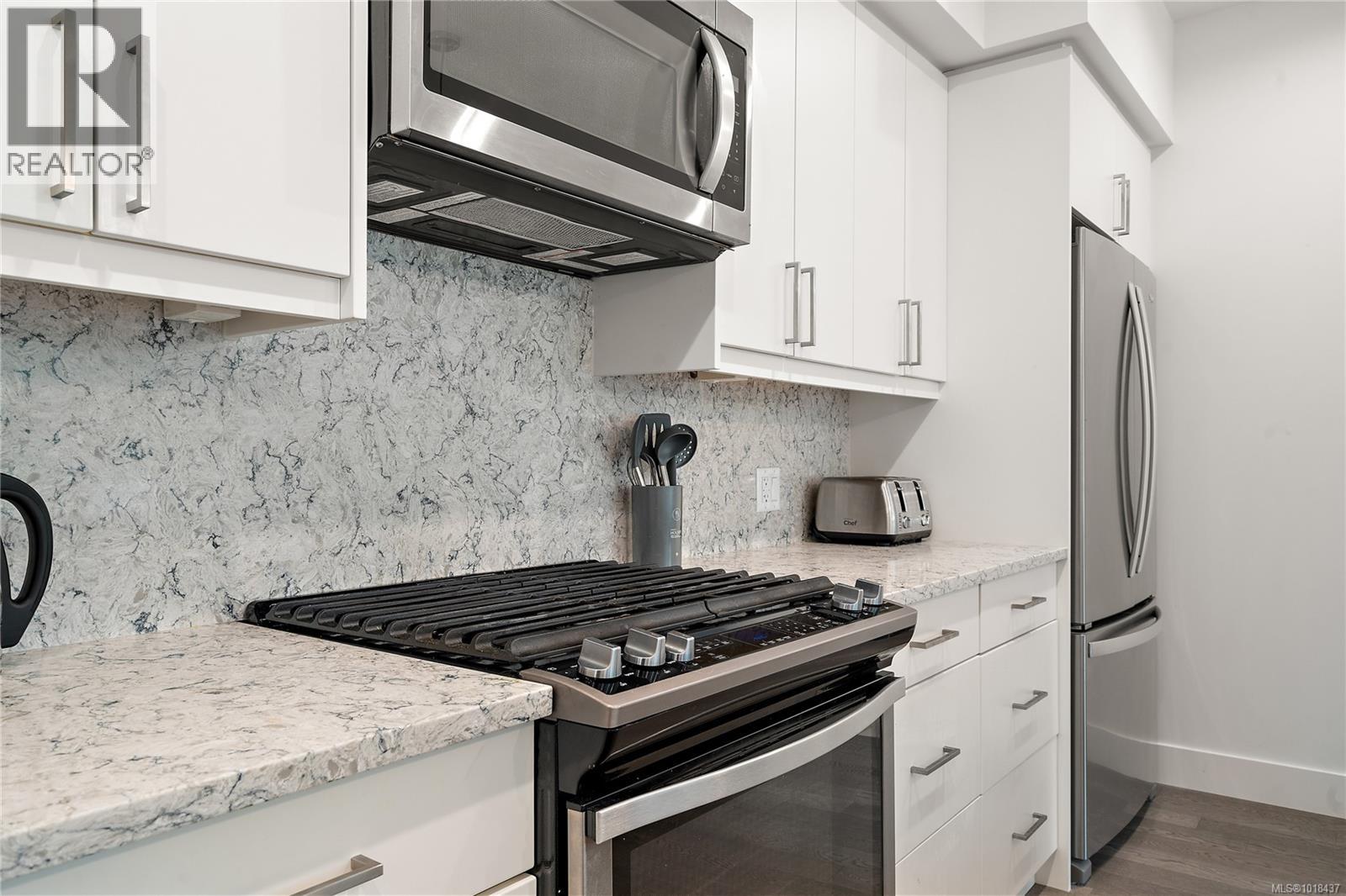 202 10670 McDonald Park Rd, North Saanich