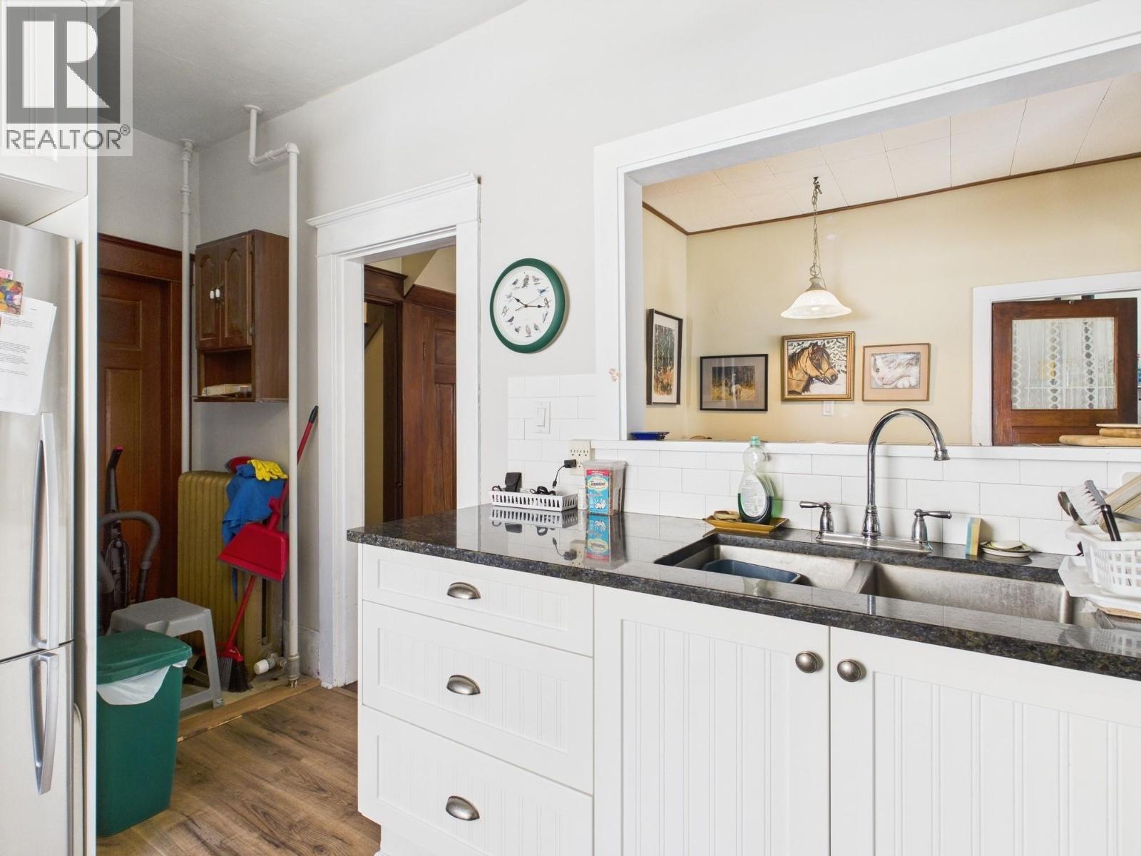  555 School Avenue, Oliver