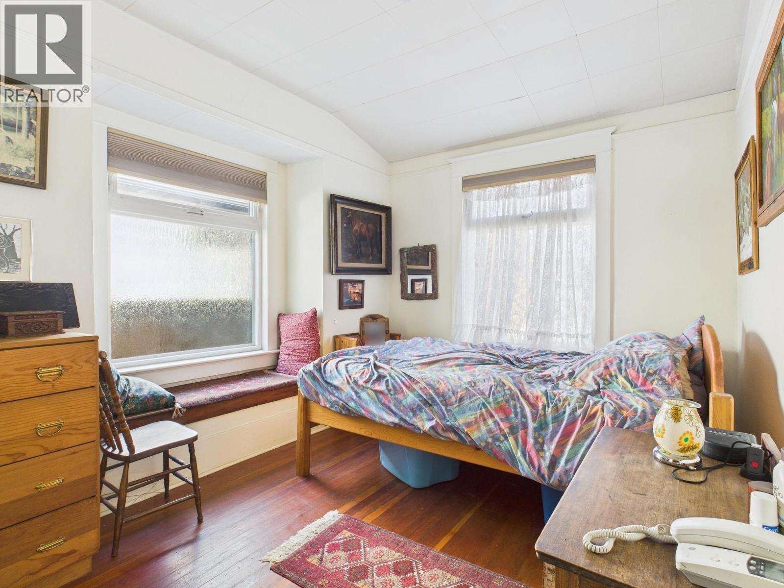  555 School Avenue, Oliver