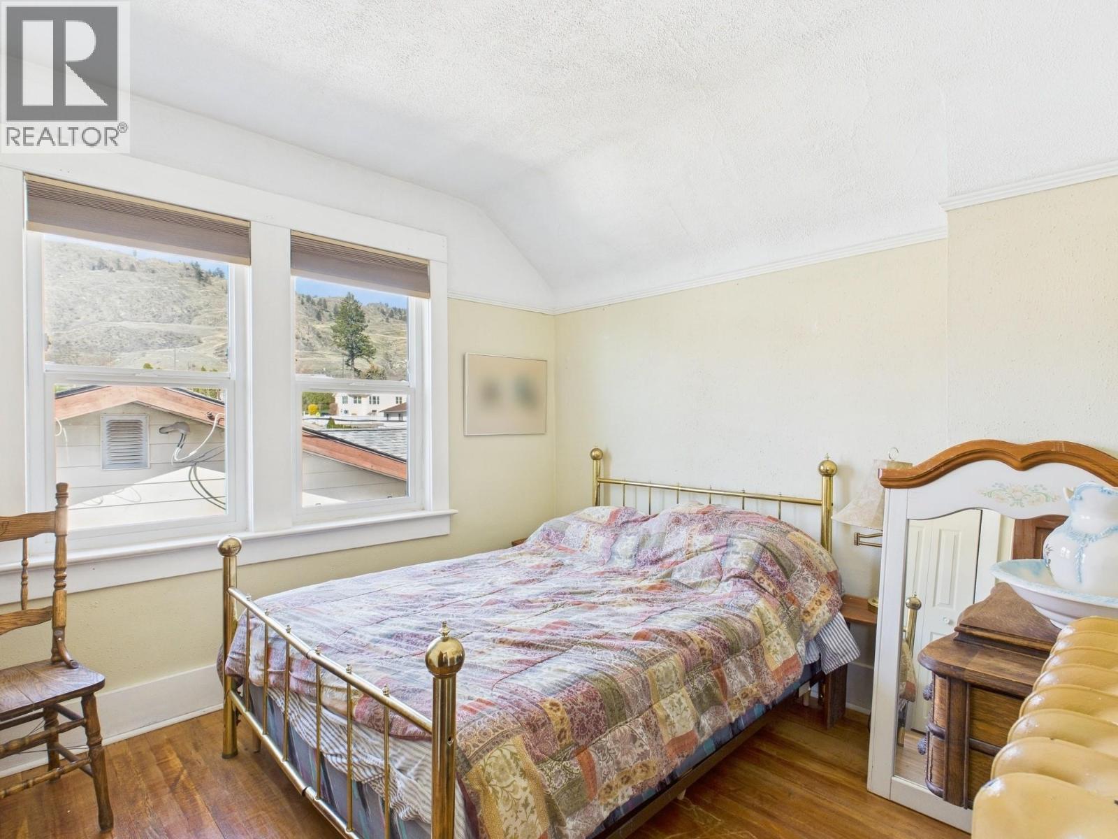  555 School Avenue, Oliver