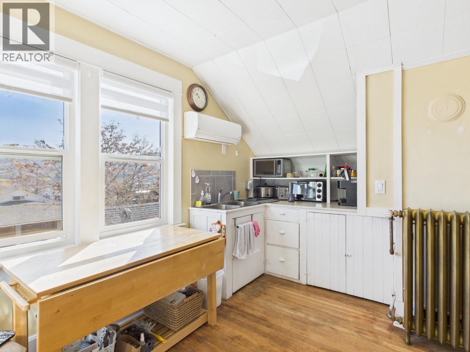  555 School Avenue, Oliver