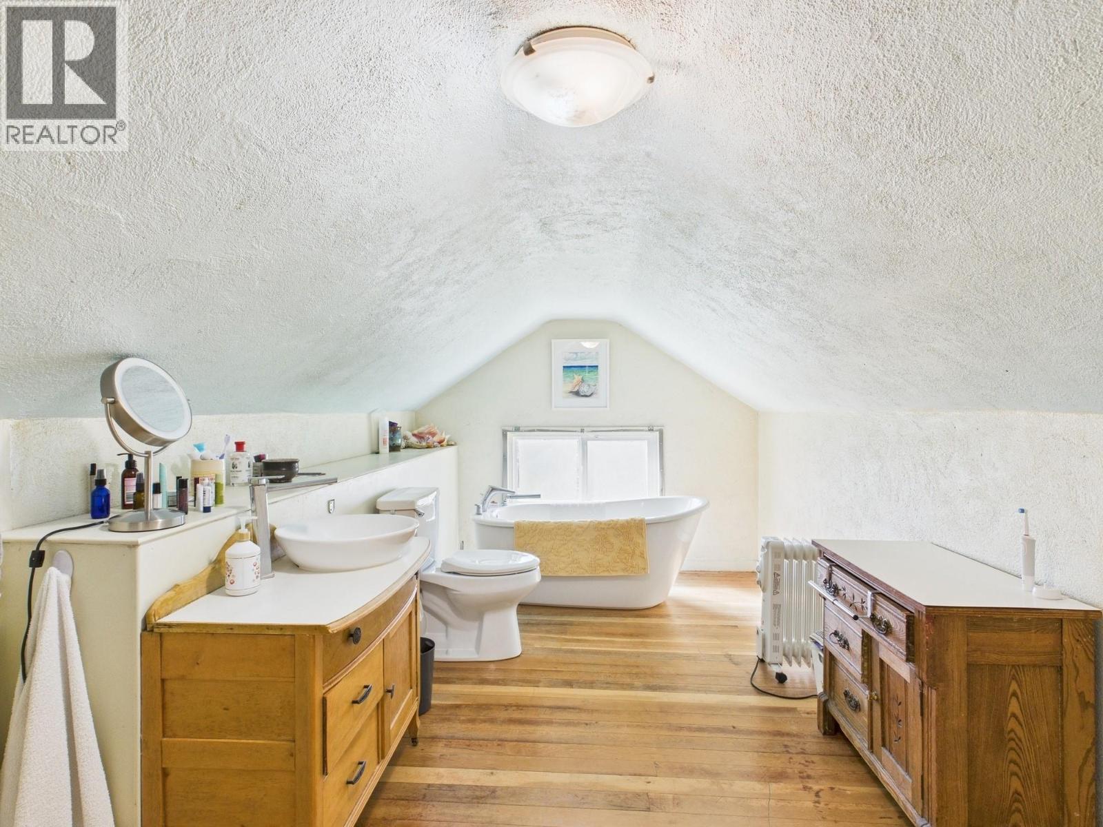  555 School Avenue, Oliver