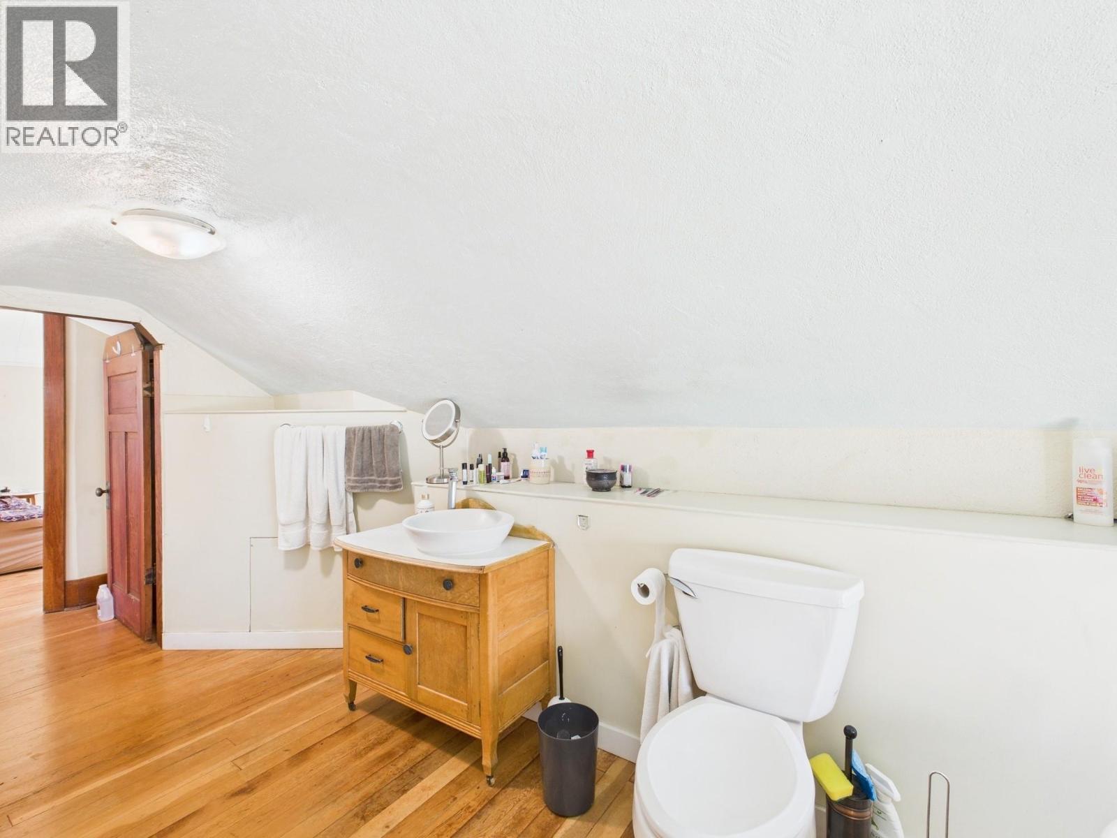  555 School Avenue, Oliver