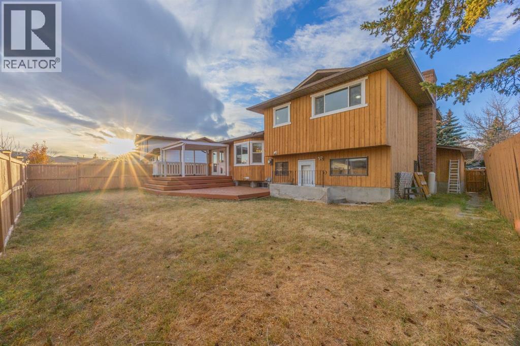 Single Family House 4 Level for Sale in  Templewood Road NE Temple Calgary 