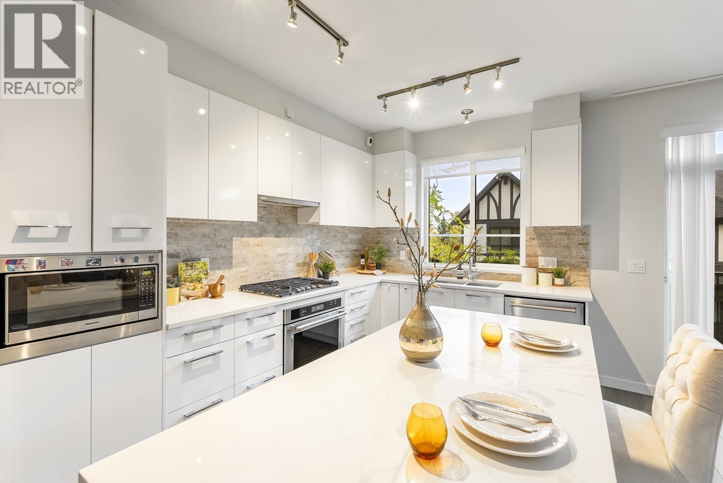 153 3500 BURKE VILLAGE PROMENADE, Coquitlam