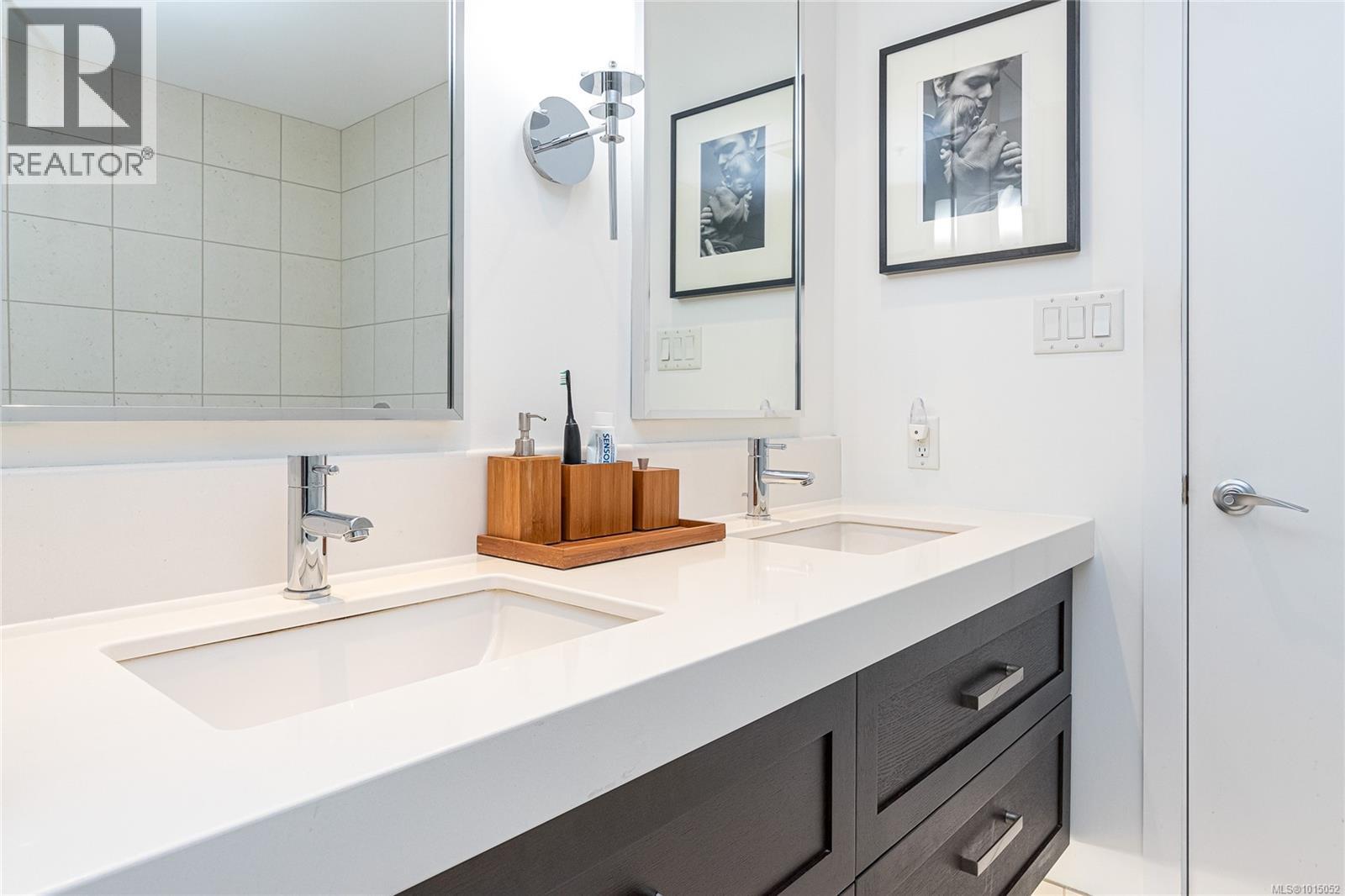 214 999 Burdett Avenue, Victoria