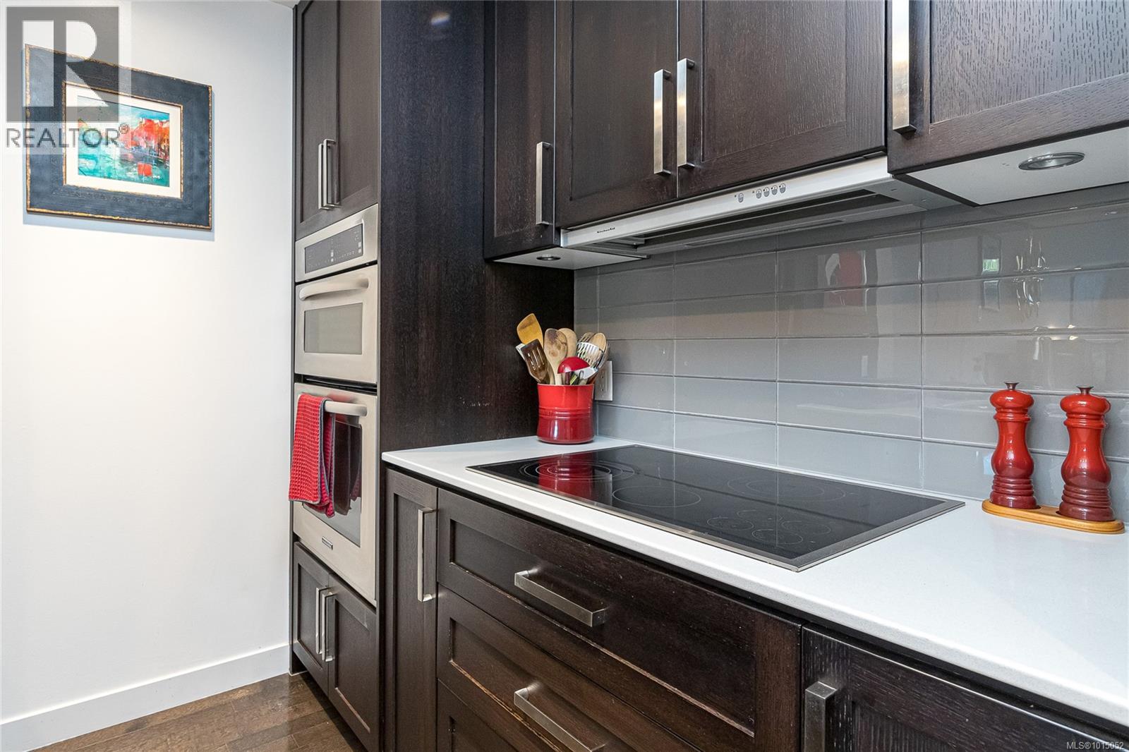 214 999 Burdett Avenue, Victoria