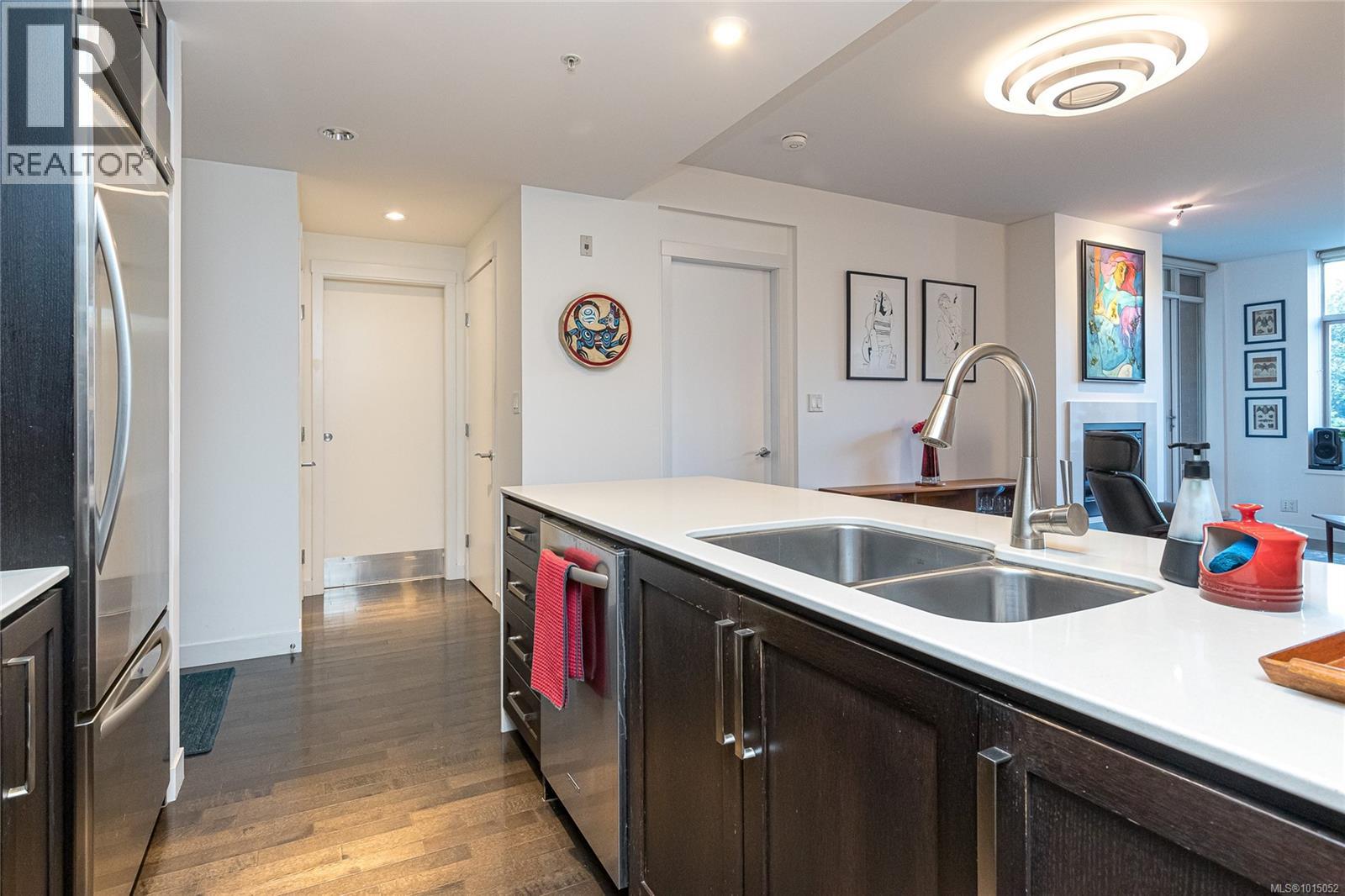 214 999 Burdett Avenue, Victoria