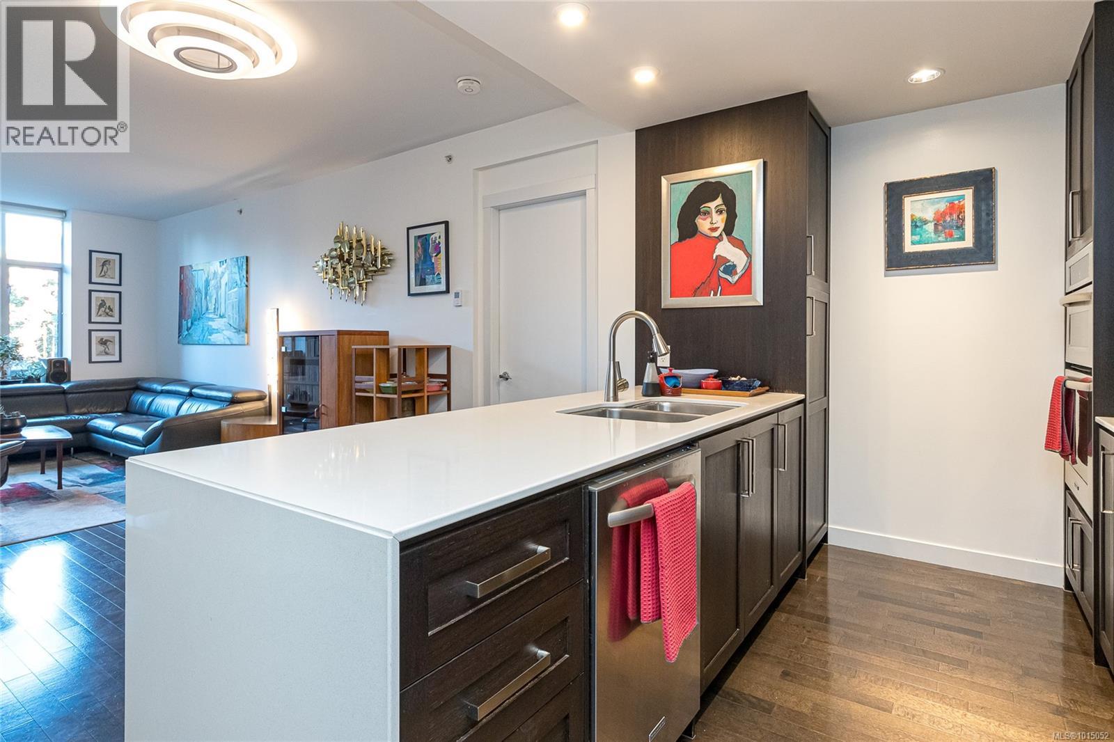 214 999 Burdett Avenue, Victoria