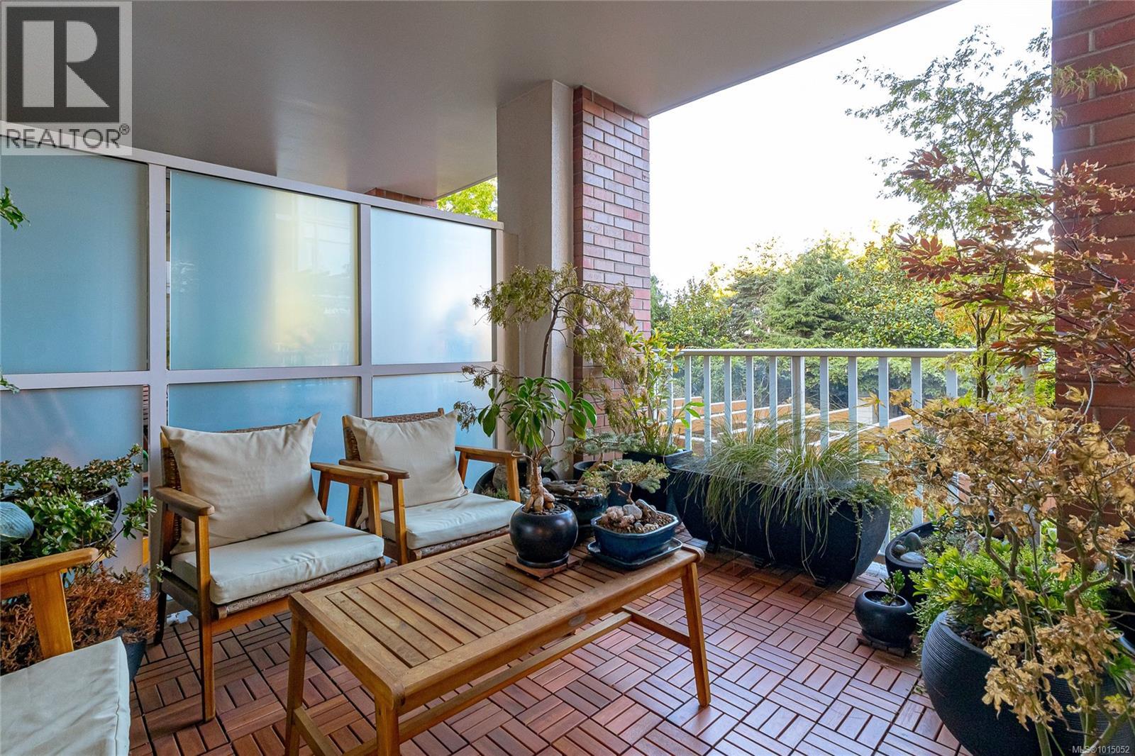 214 999 Burdett Avenue, Victoria