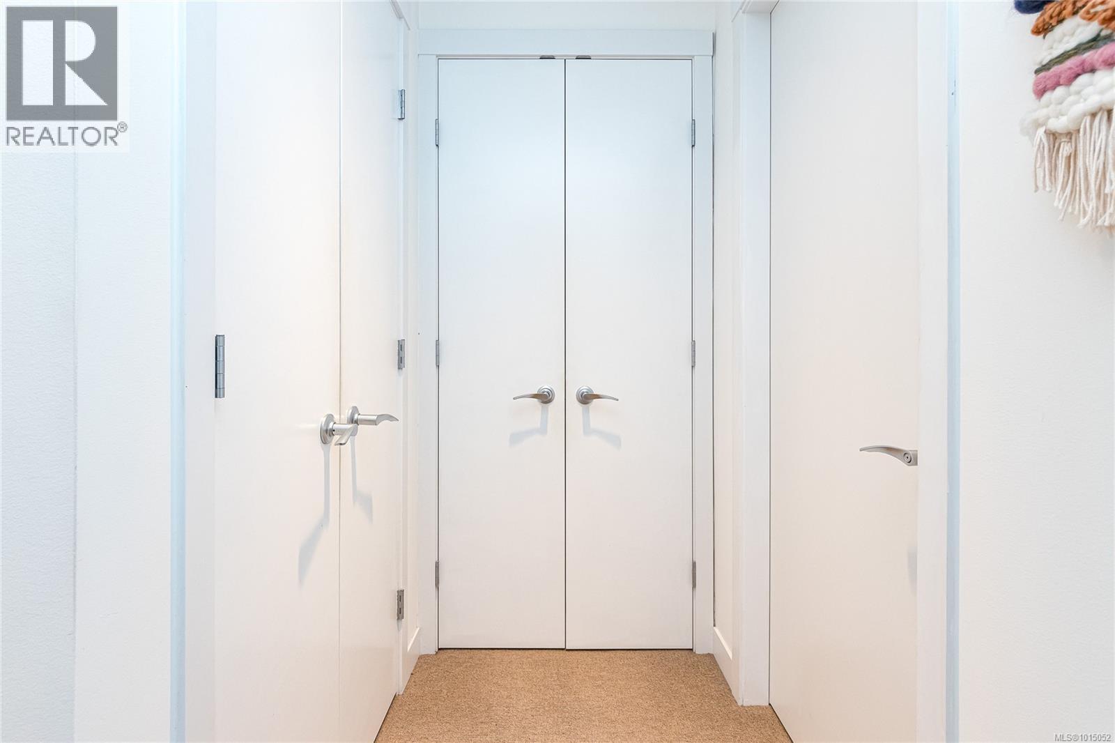 214 999 Burdett Avenue, Victoria