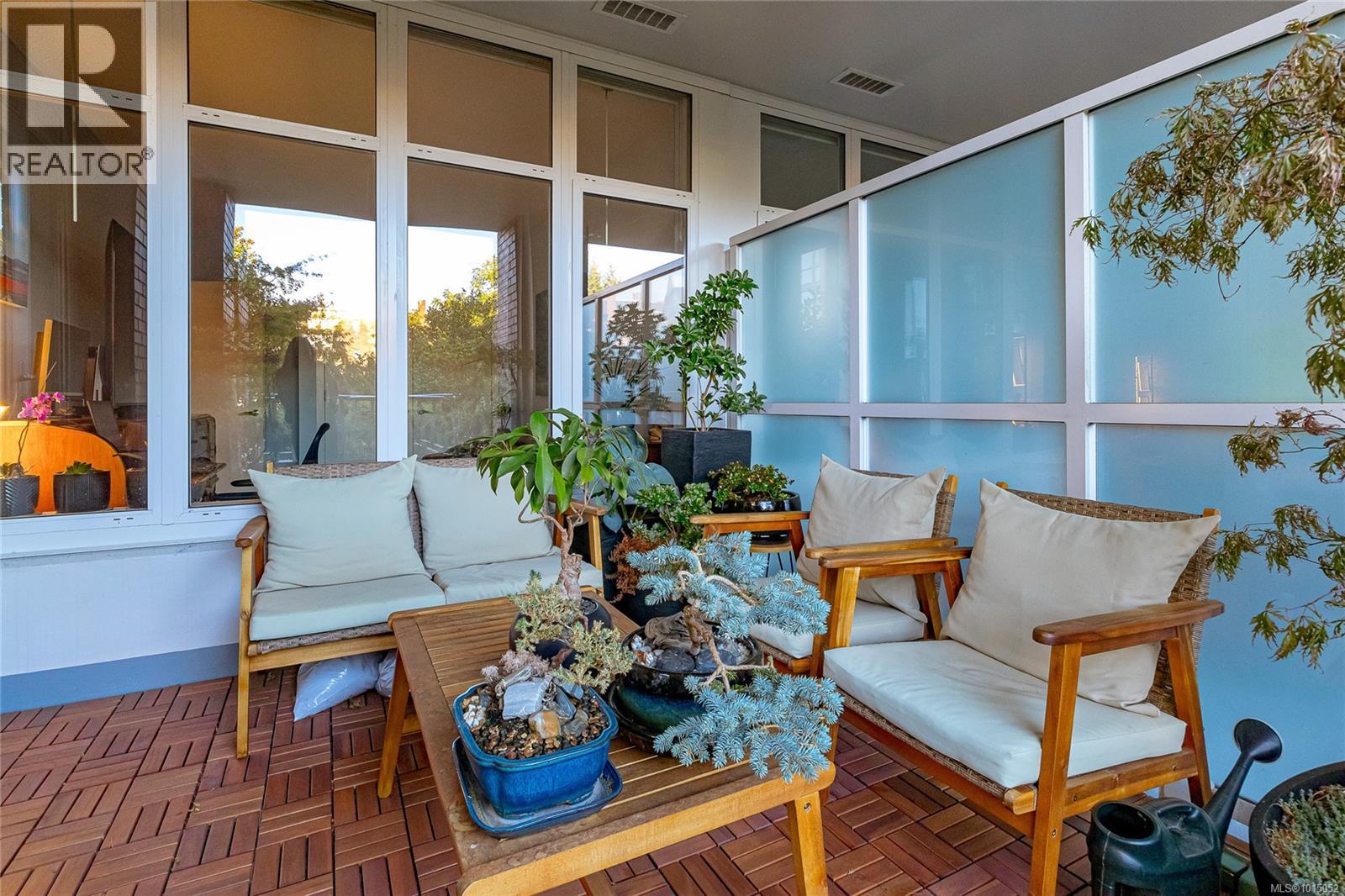 214 999 Burdett Avenue, Victoria