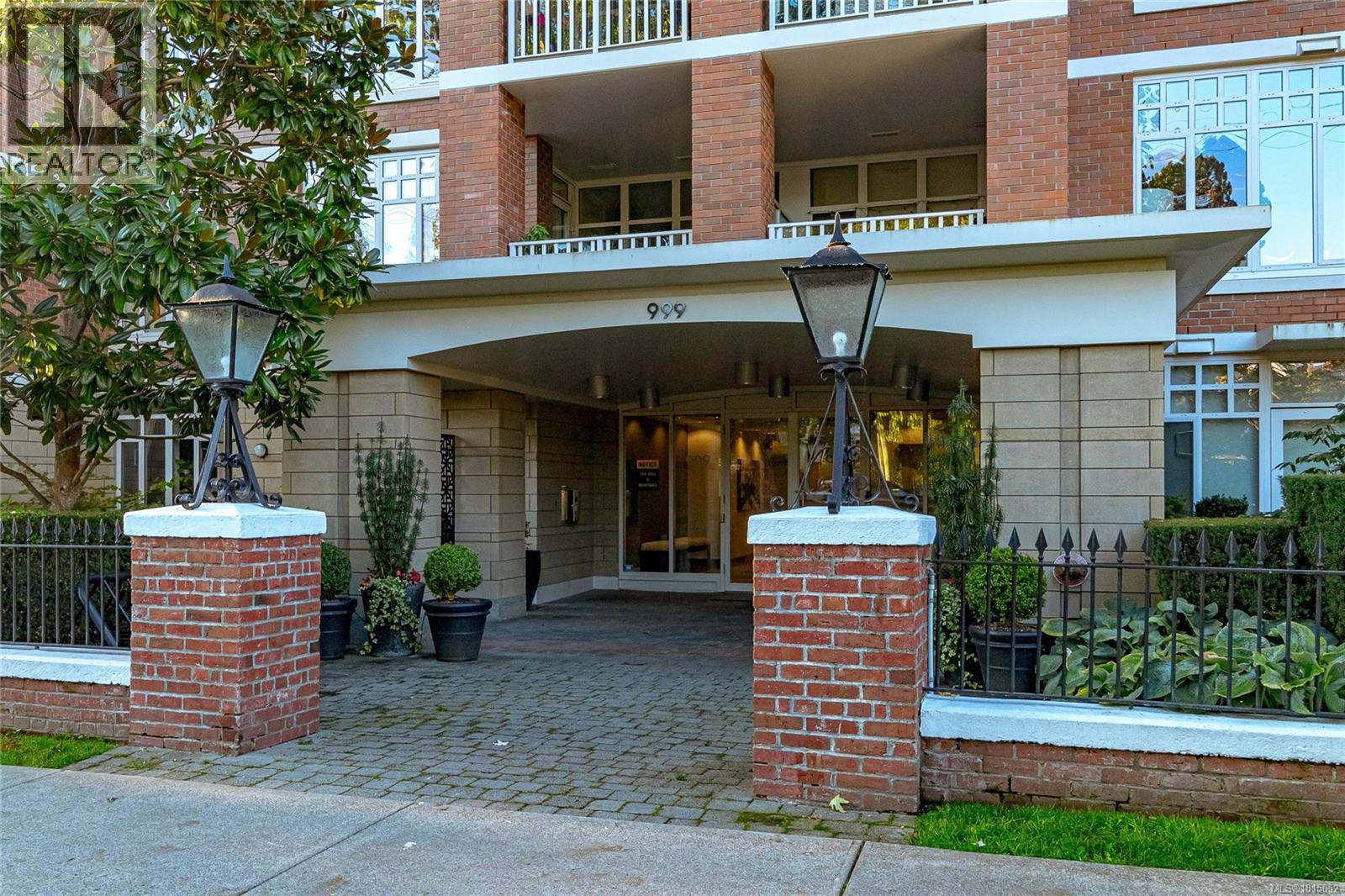 214 999 Burdett Avenue, Victoria