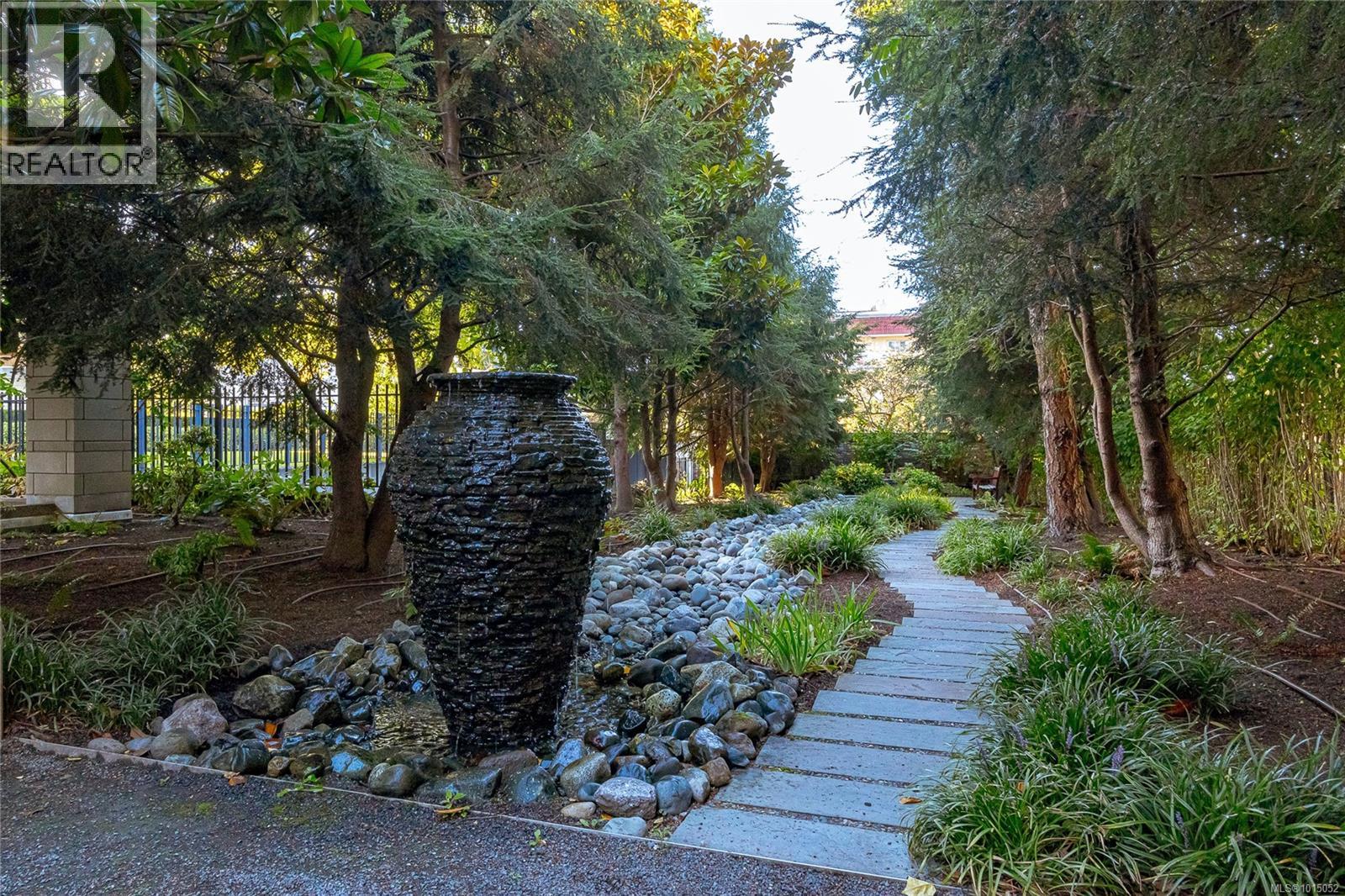 214 999 Burdett Avenue, Victoria