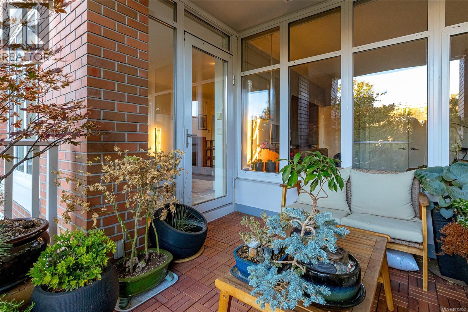 214 999 Burdett Avenue, Victoria