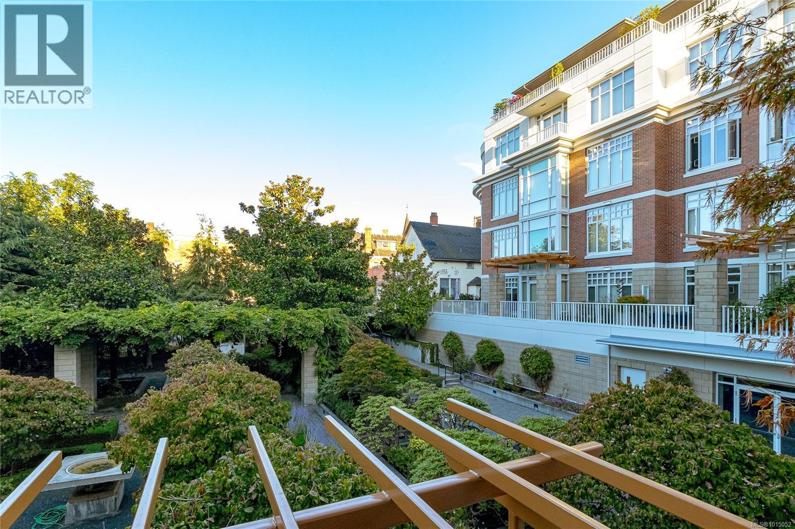 214 999 Burdett Avenue, Victoria