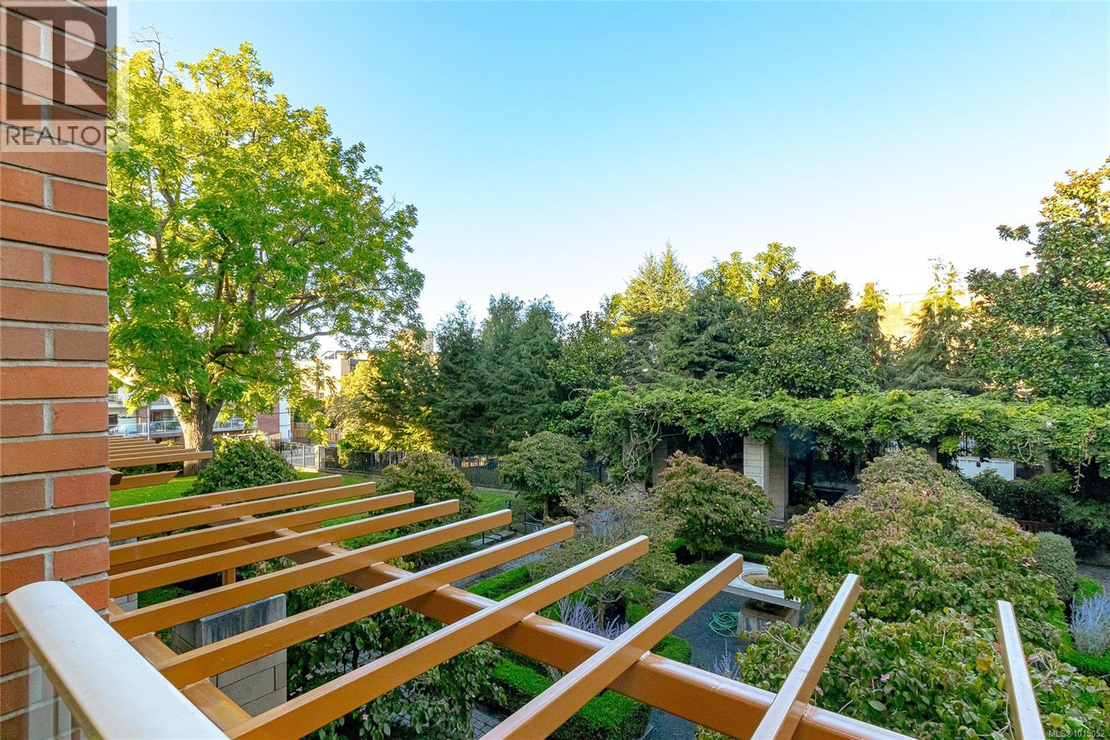 214 999 Burdett Avenue, Victoria