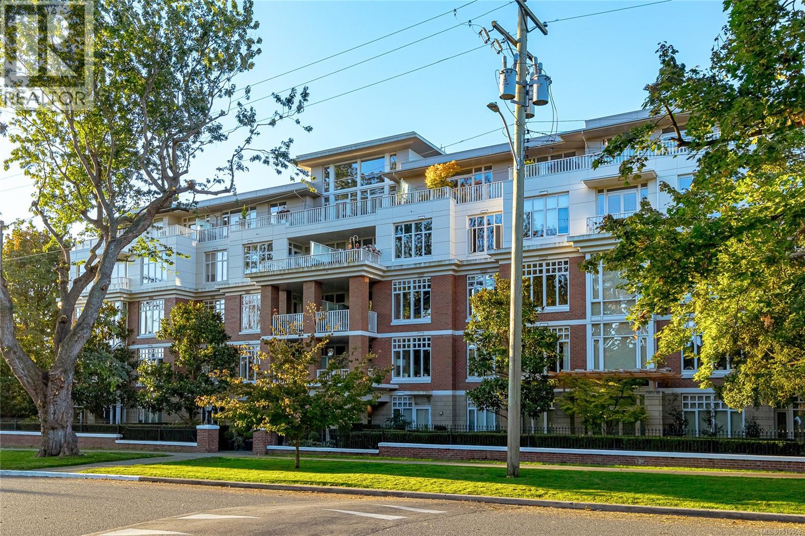 214 999 Burdett Avenue, Victoria