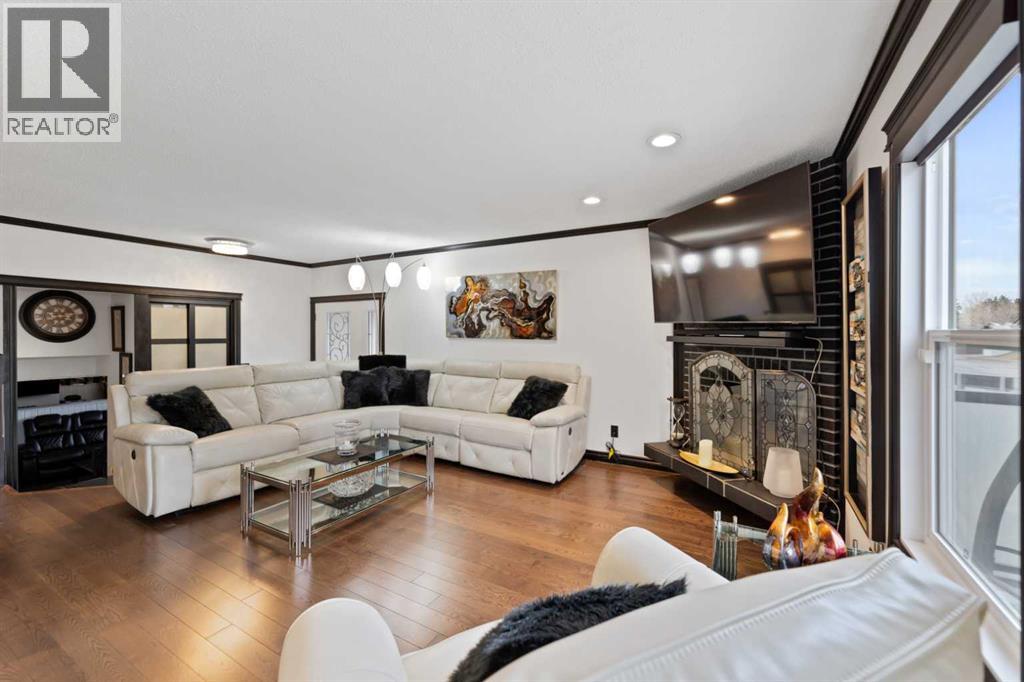 Single Family House 4 Level for Sale in   Avenue NE Pineridge Calgary 