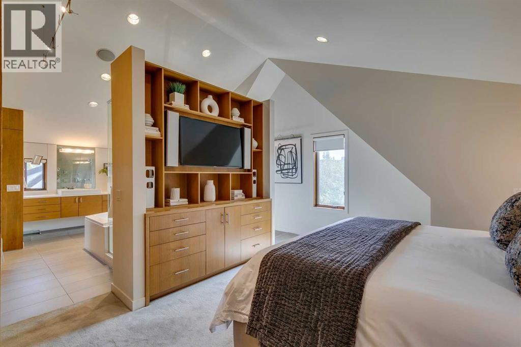 Single Family House for Sale in  Sunderland Avenue SW Scarboro Calgary 