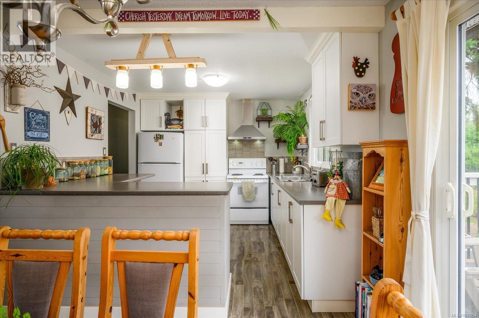 6891 Harwood Dr, Lantzville