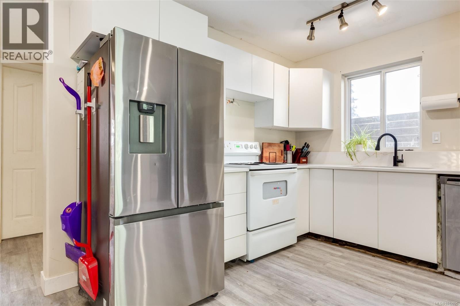 6422 Dover Rd, Nanaimo