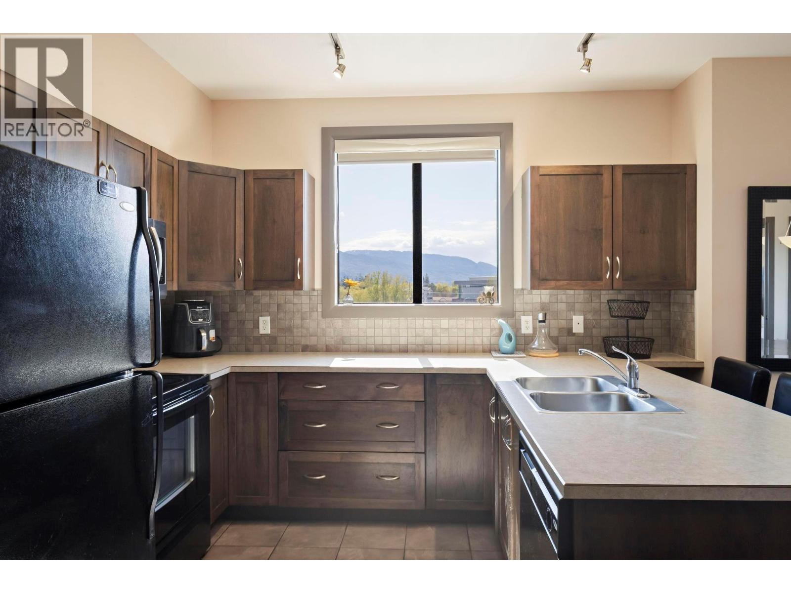 543 654 Cook Road, Kelowna