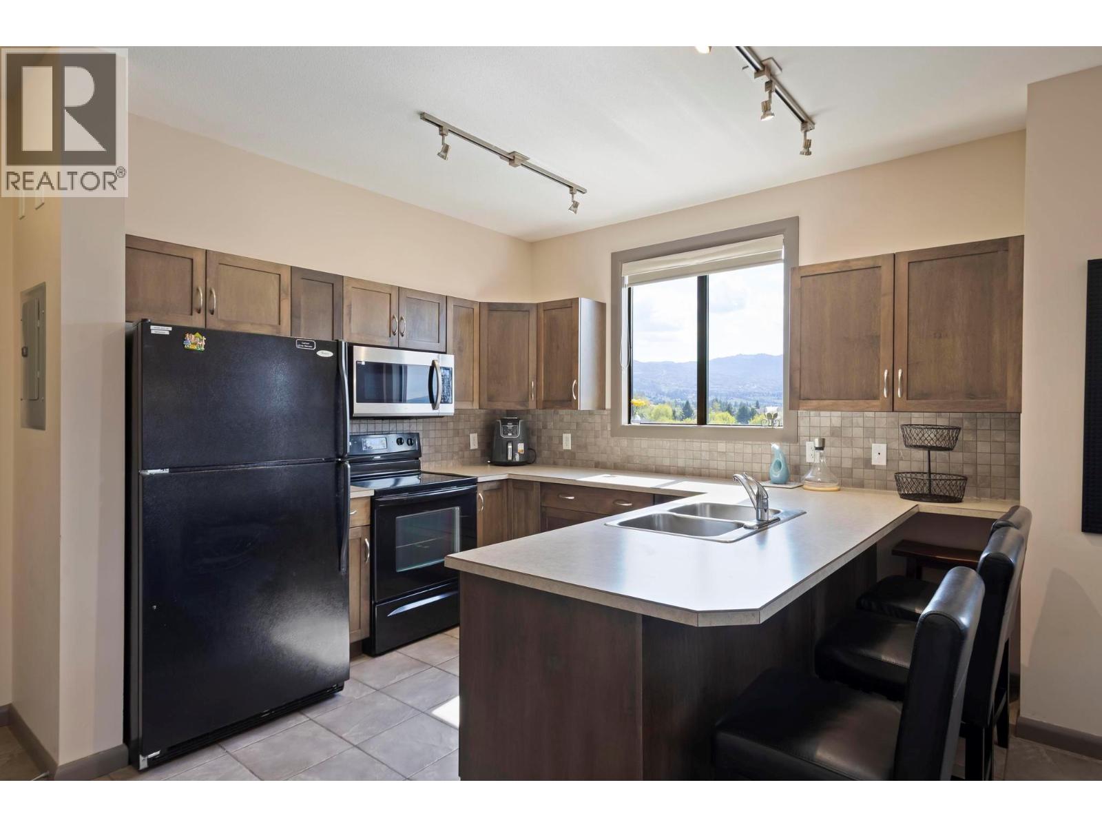 543 654 Cook Road, Kelowna