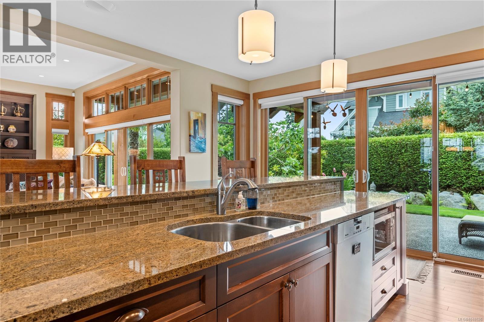 942 Bluffs Dr, Qualicum Beach