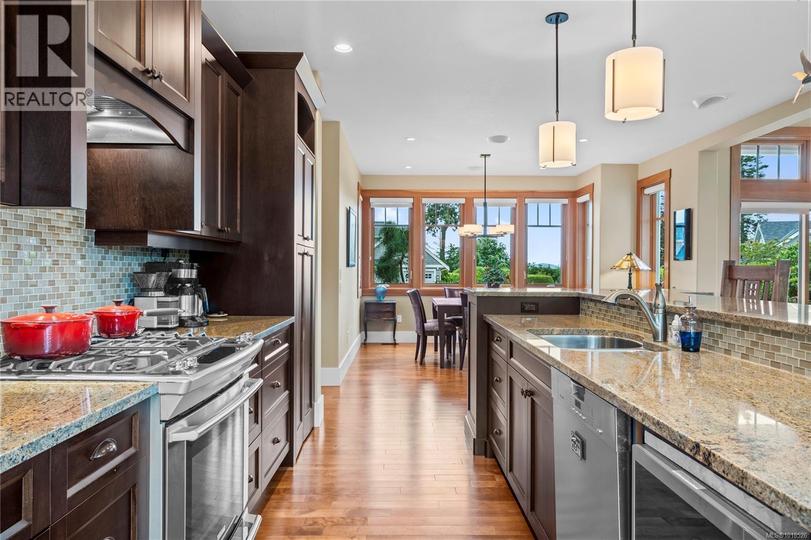 942 Bluffs Dr, Qualicum Beach