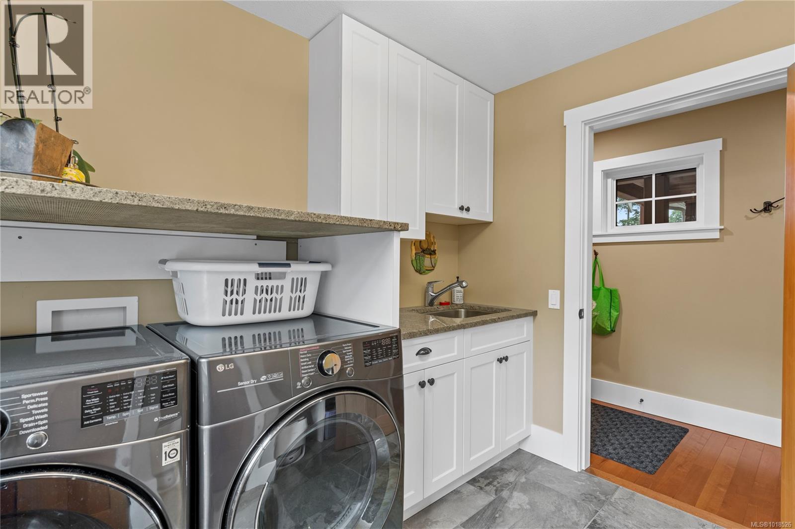 942 Bluffs Dr, Qualicum Beach