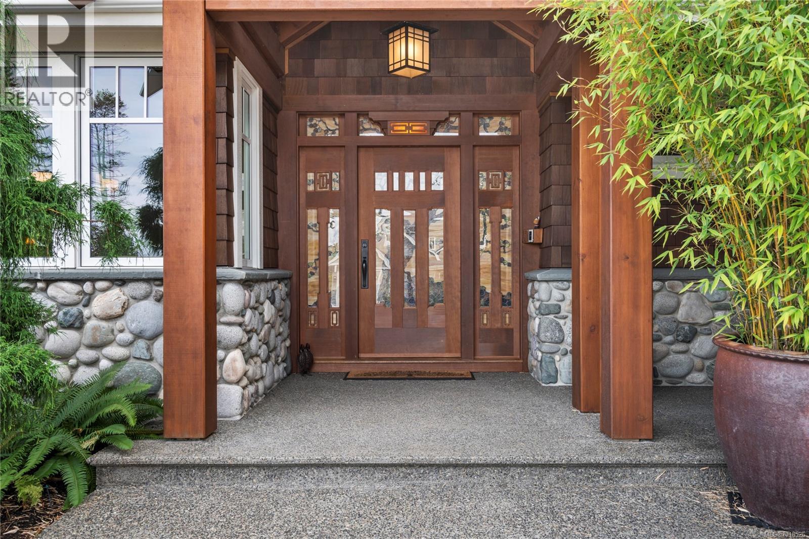 942 Bluffs Dr, Qualicum Beach