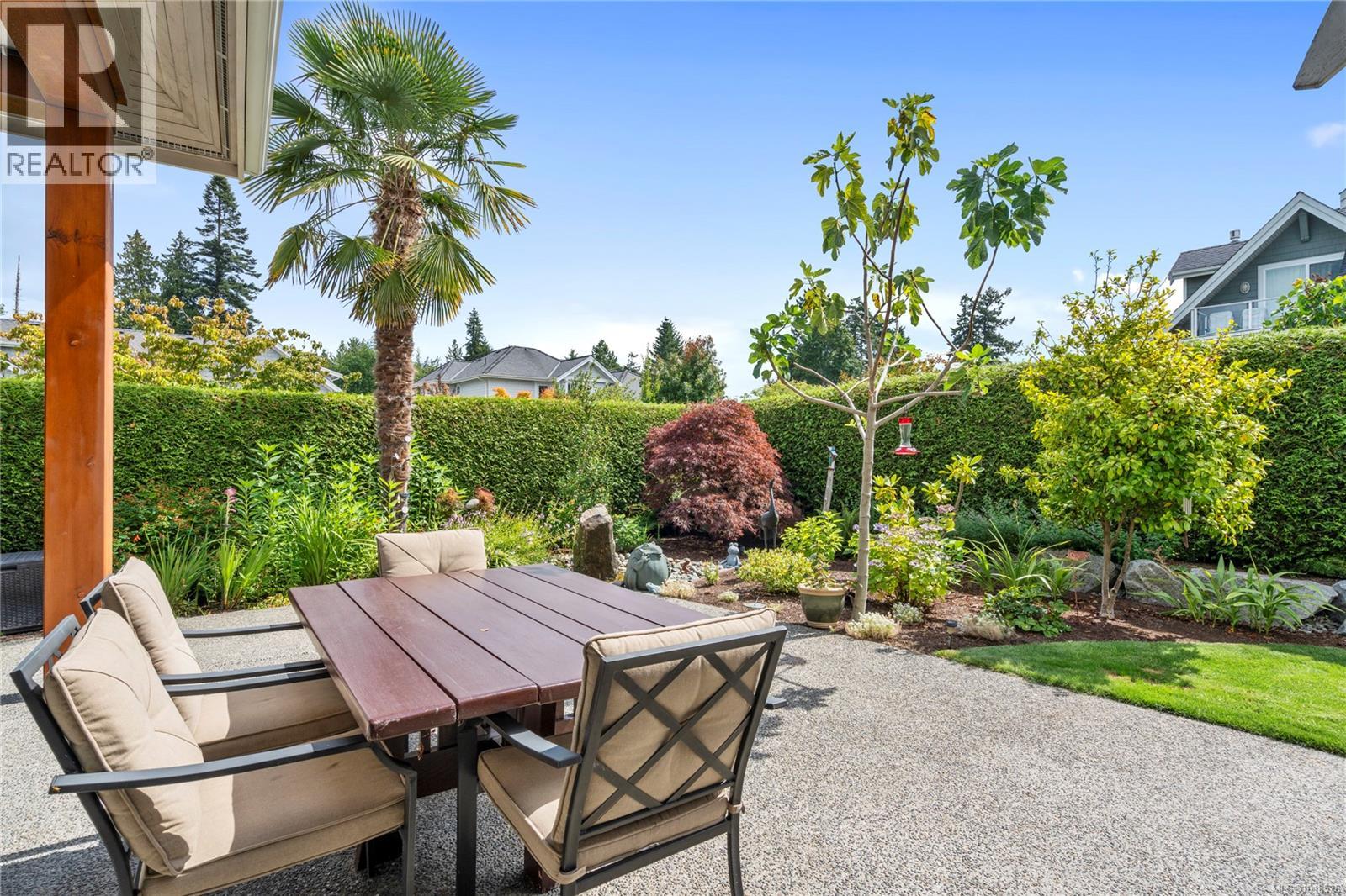 942 Bluffs Dr, Qualicum Beach