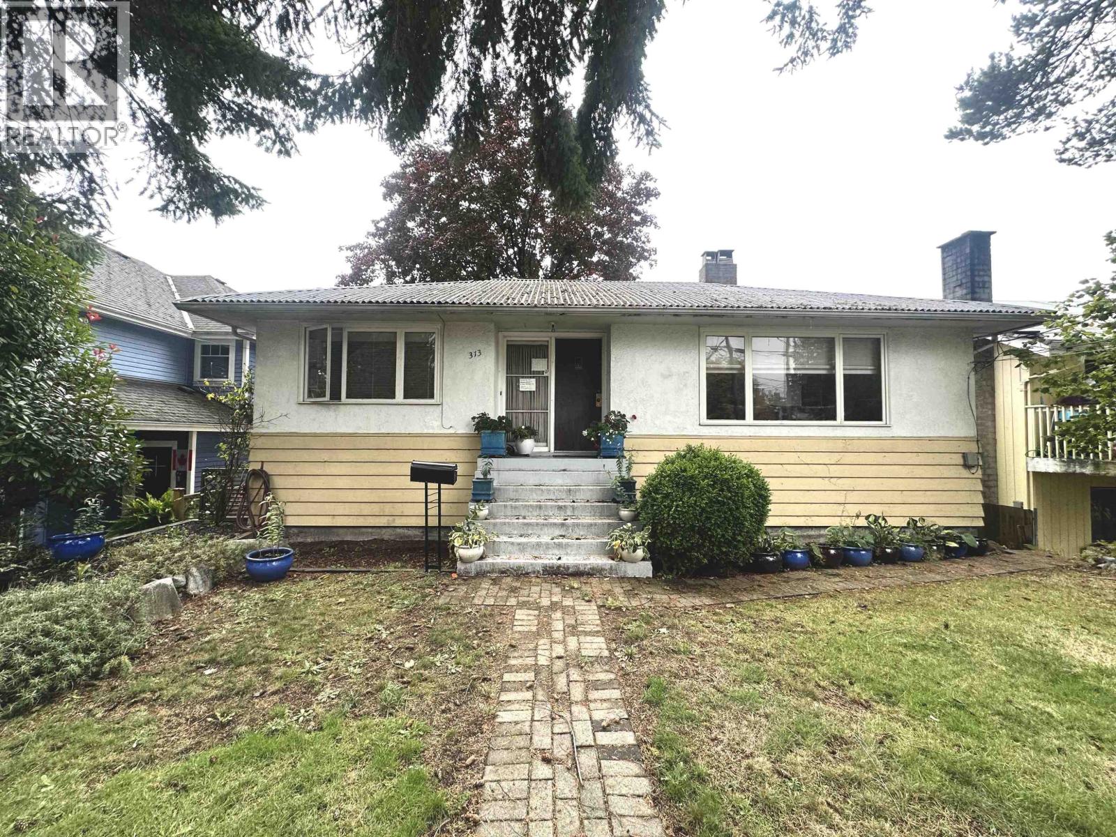 313 E 13TH STREET, North Vancouver