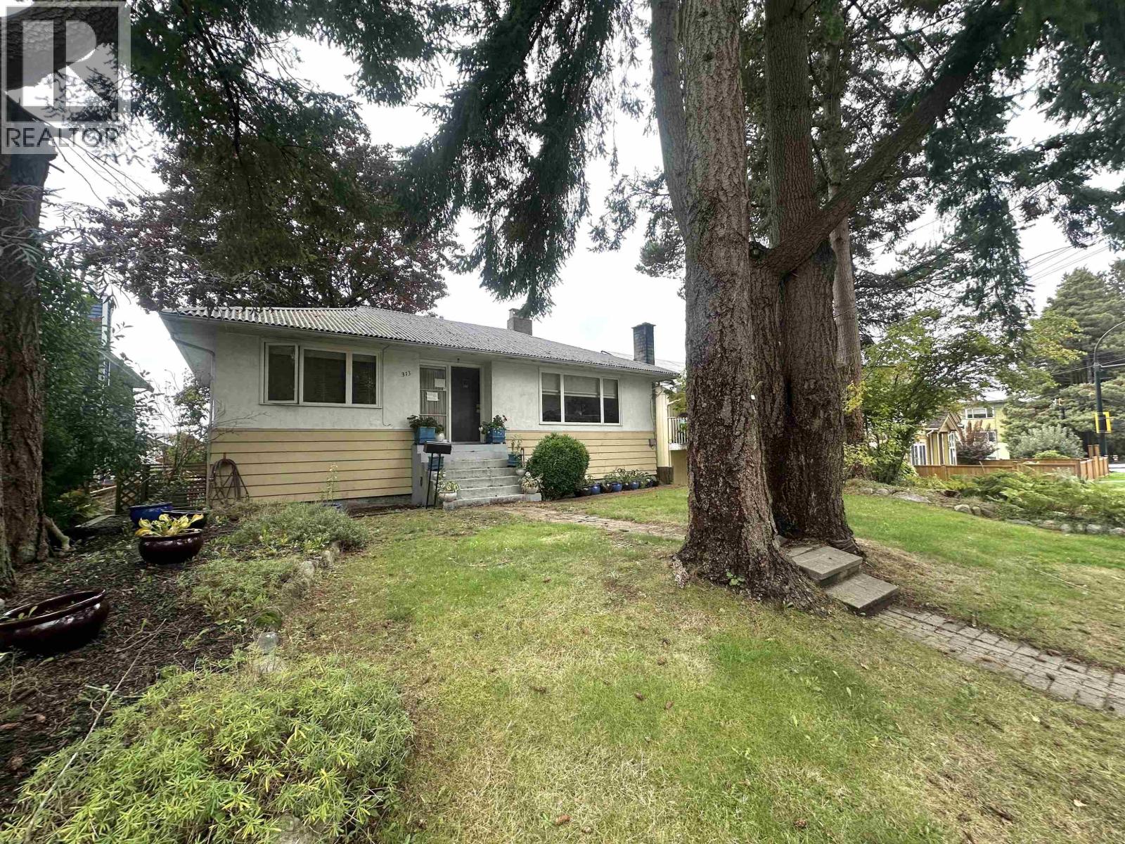 313 E 13TH STREET, North Vancouver