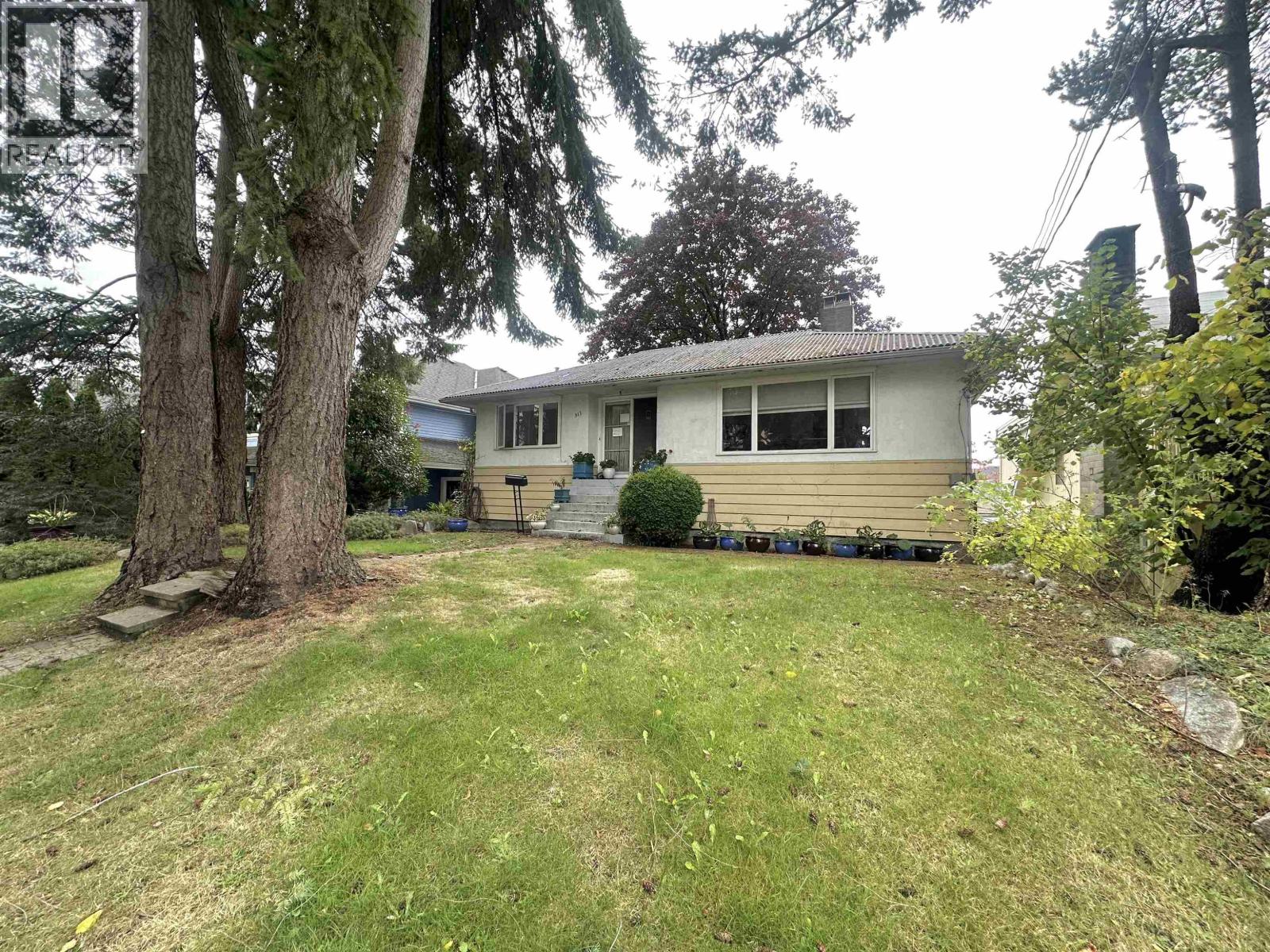 313 E 13TH STREET, North Vancouver