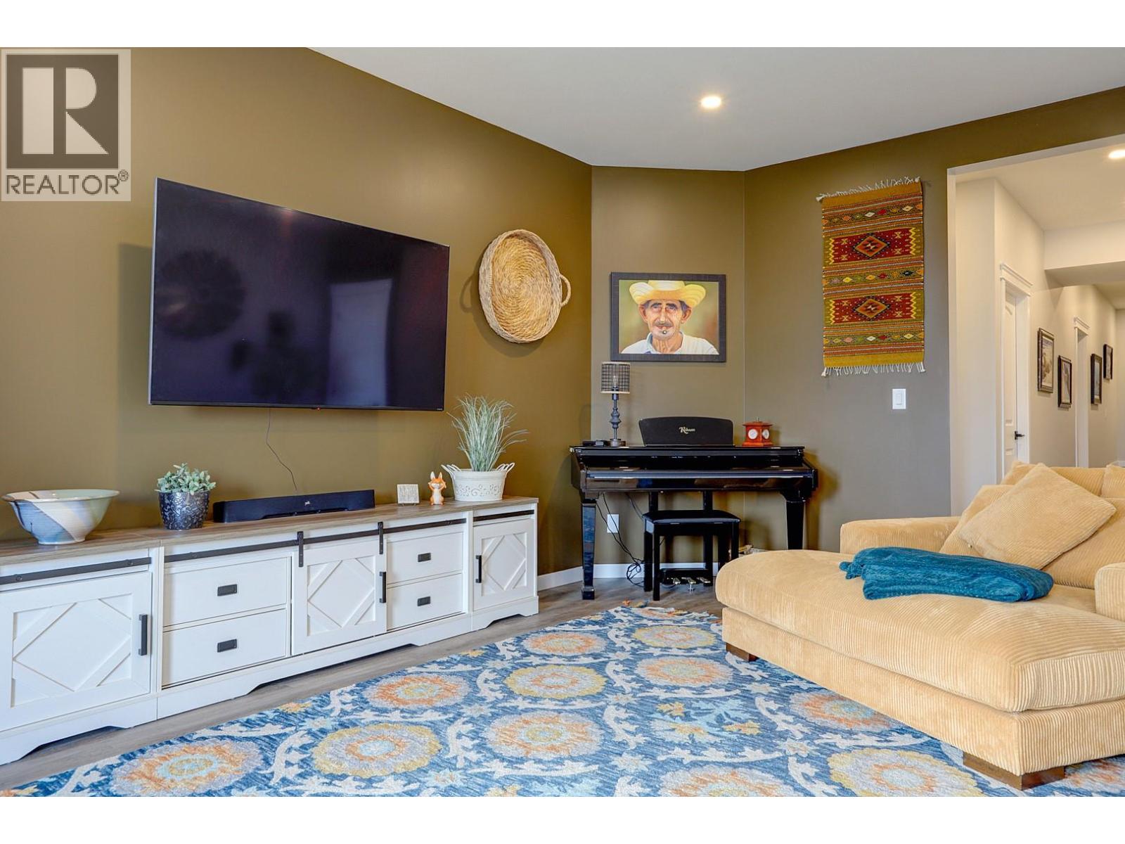 8 595 Vineyard Way North, Vernon