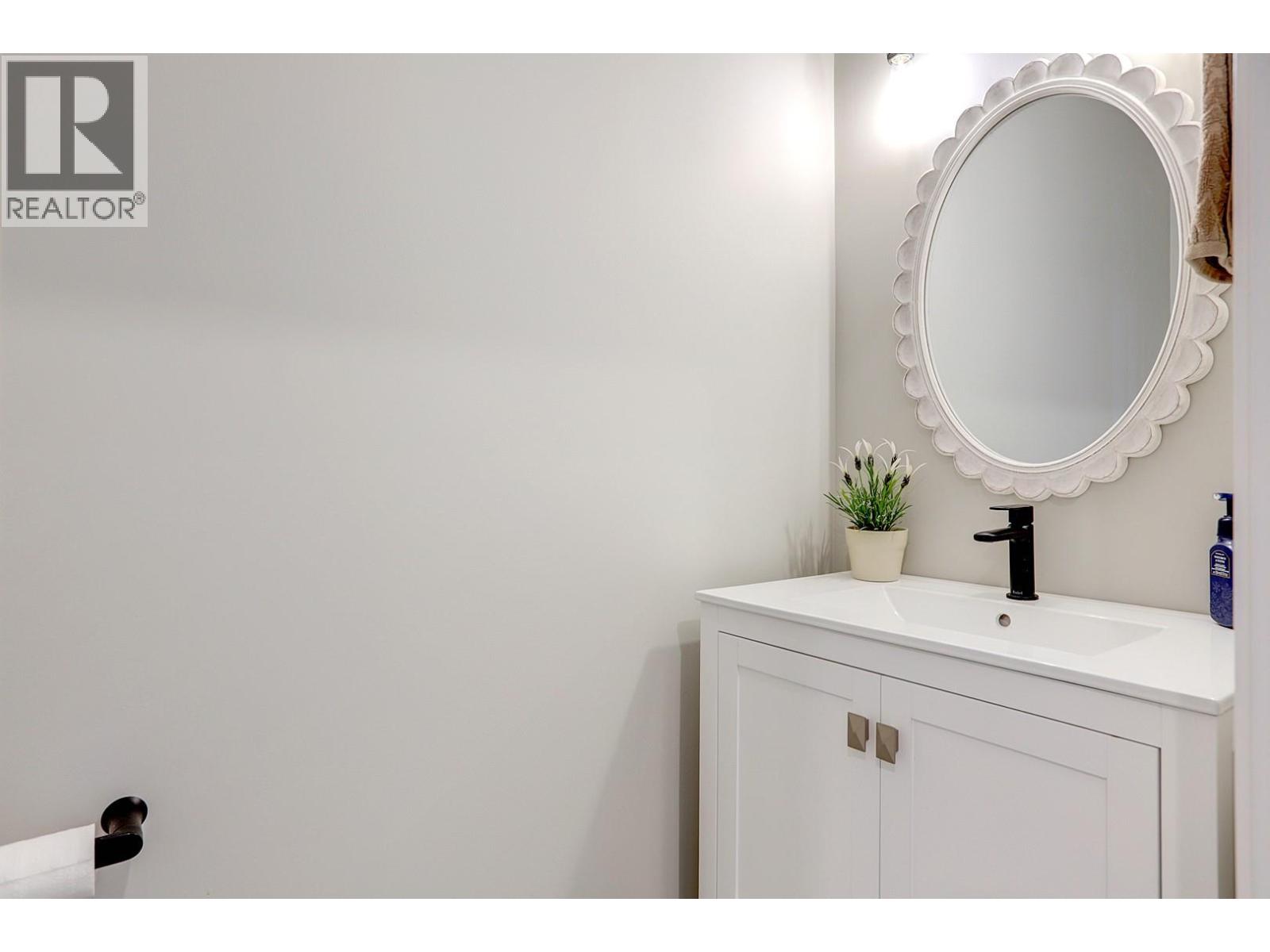 8 595 Vineyard Way North, Vernon