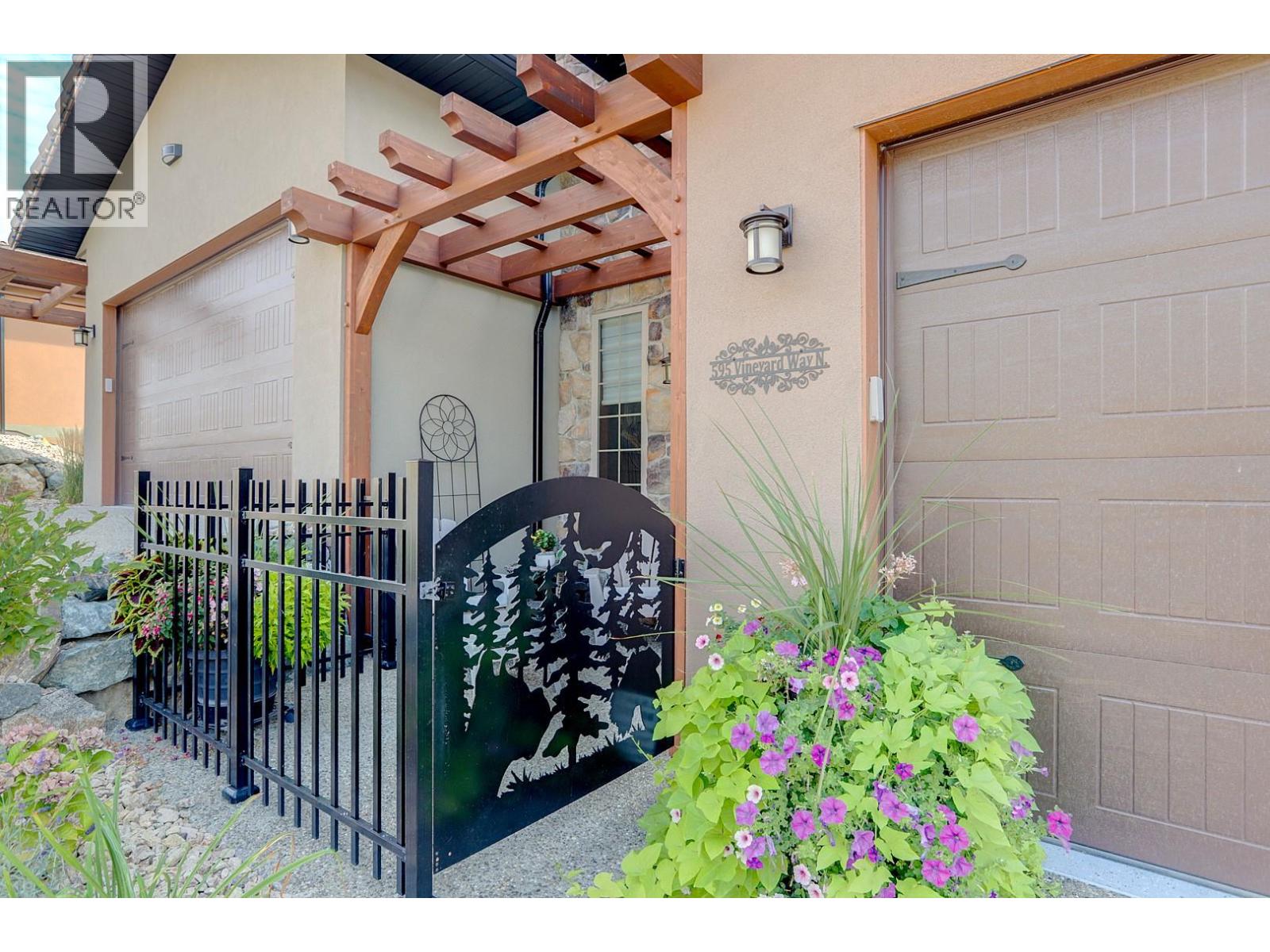 8 595 Vineyard Way North, Vernon