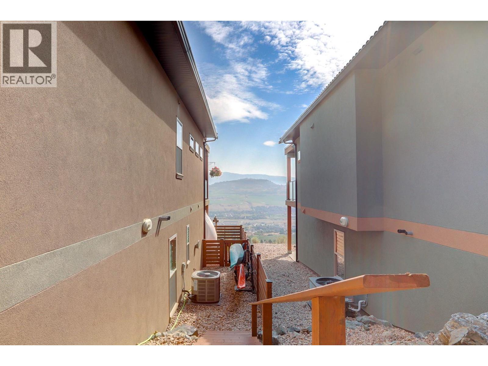 8 595 Vineyard Way North, Vernon