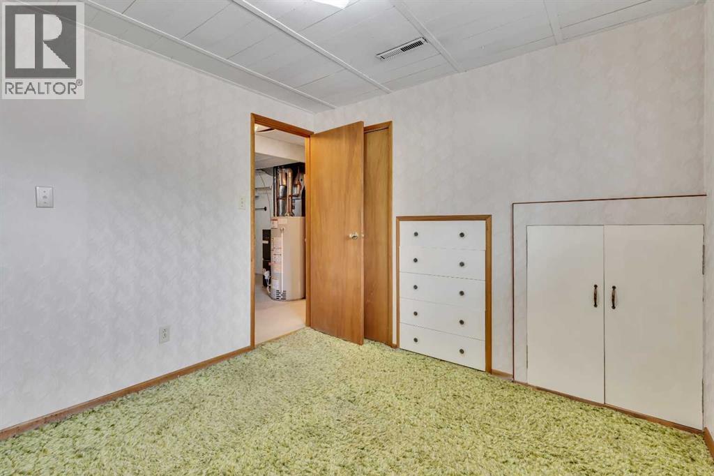 Single Family House Bi-level for Sale in  Boulton Road NW Brentwood Calgary 