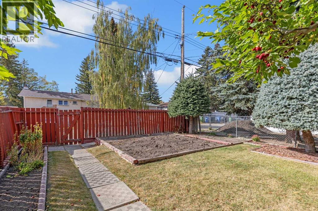Single Family House Bi-level for Sale in  Boulton Road NW Brentwood Calgary 