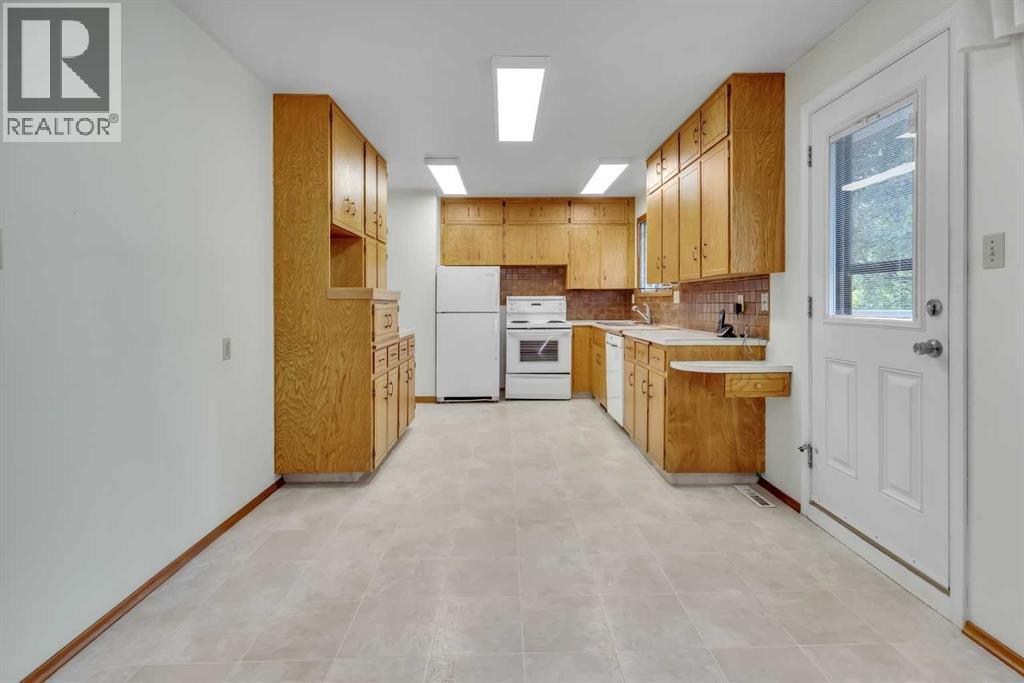 Single Family House Bi-level for Sale in  Boulton Road NW Brentwood Calgary 