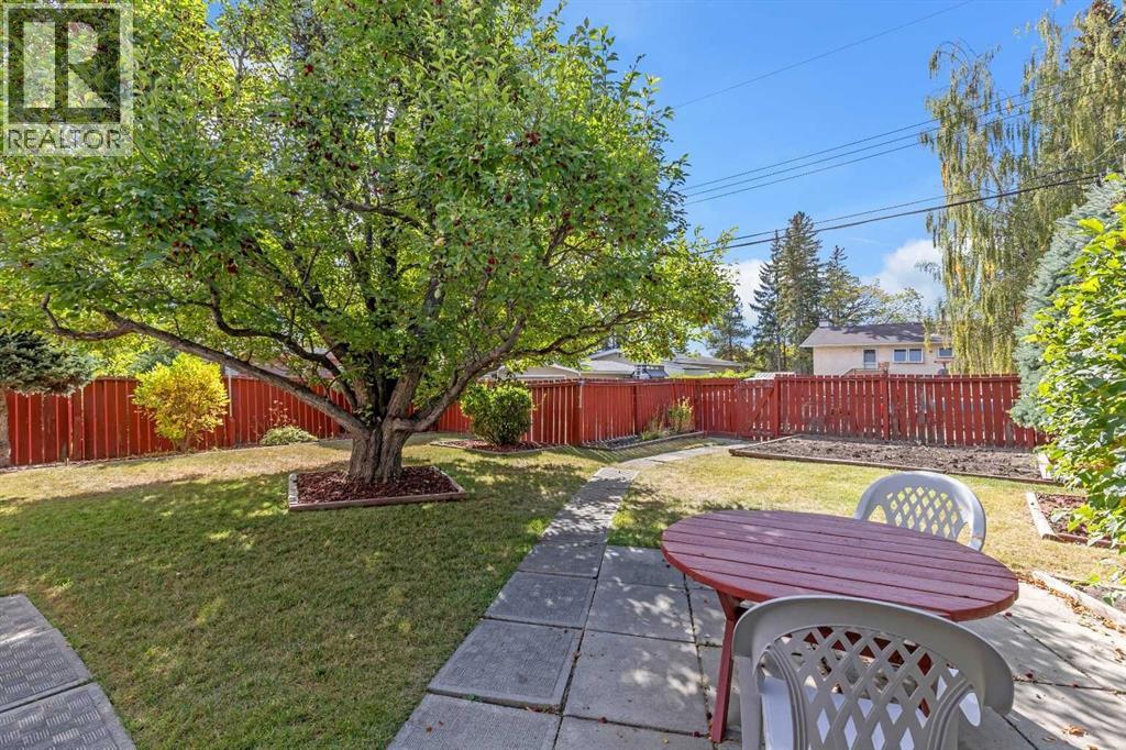 Single Family House Bi-level for Sale in  Boulton Road NW Brentwood Calgary 