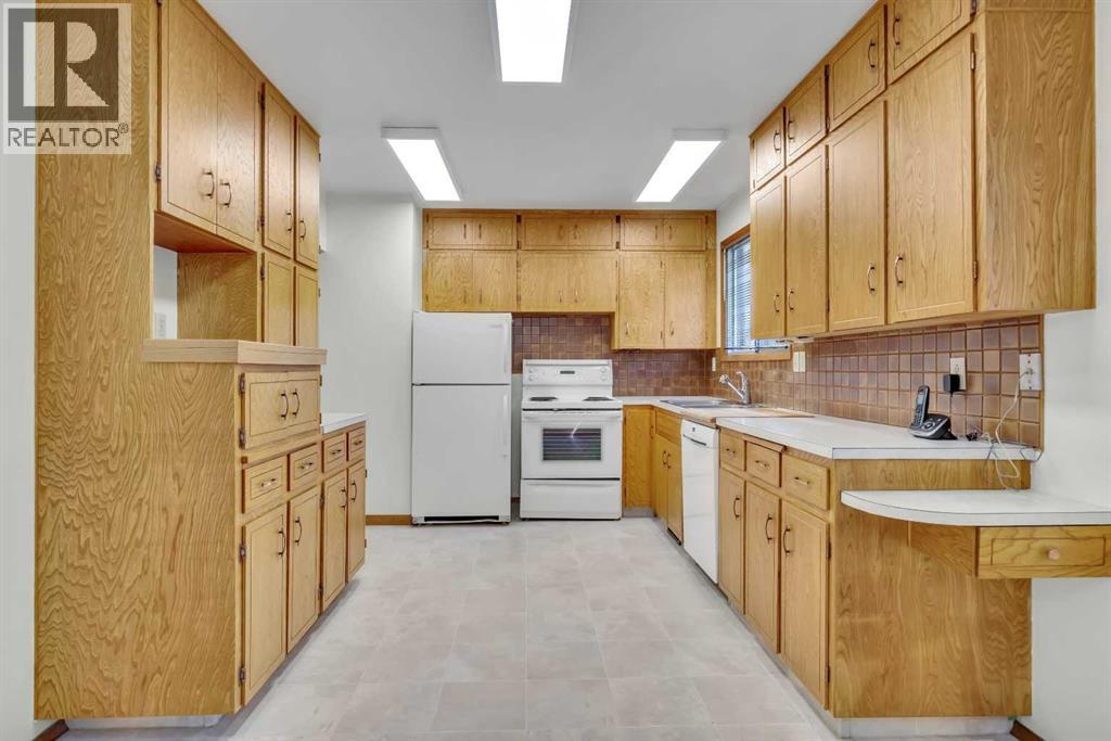 Single Family House Bi-level for Sale in  Boulton Road NW Brentwood Calgary 