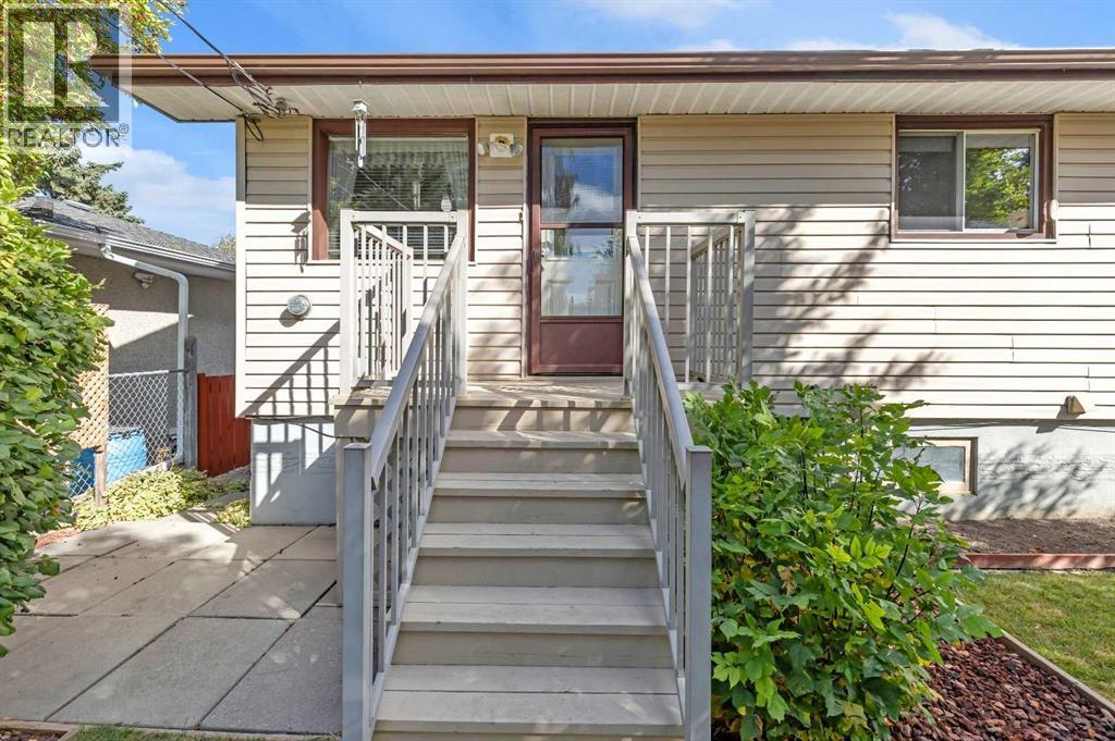 Single Family House Bi-level for Sale in  Boulton Road NW Brentwood Calgary 