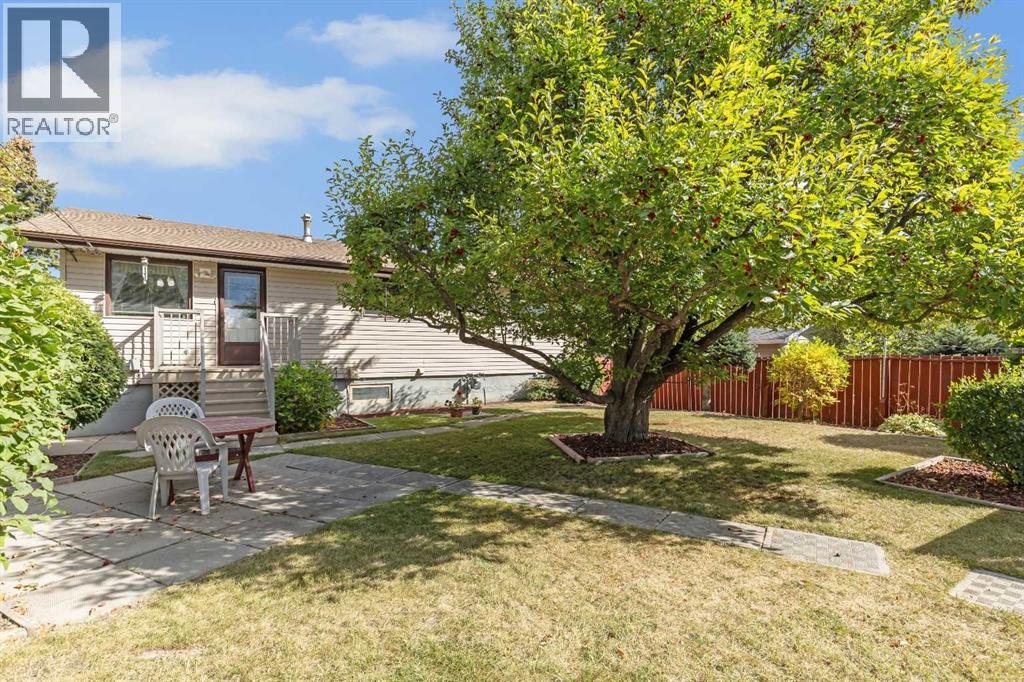 Single Family House Bi-level for Sale in  Boulton Road NW Brentwood Calgary 